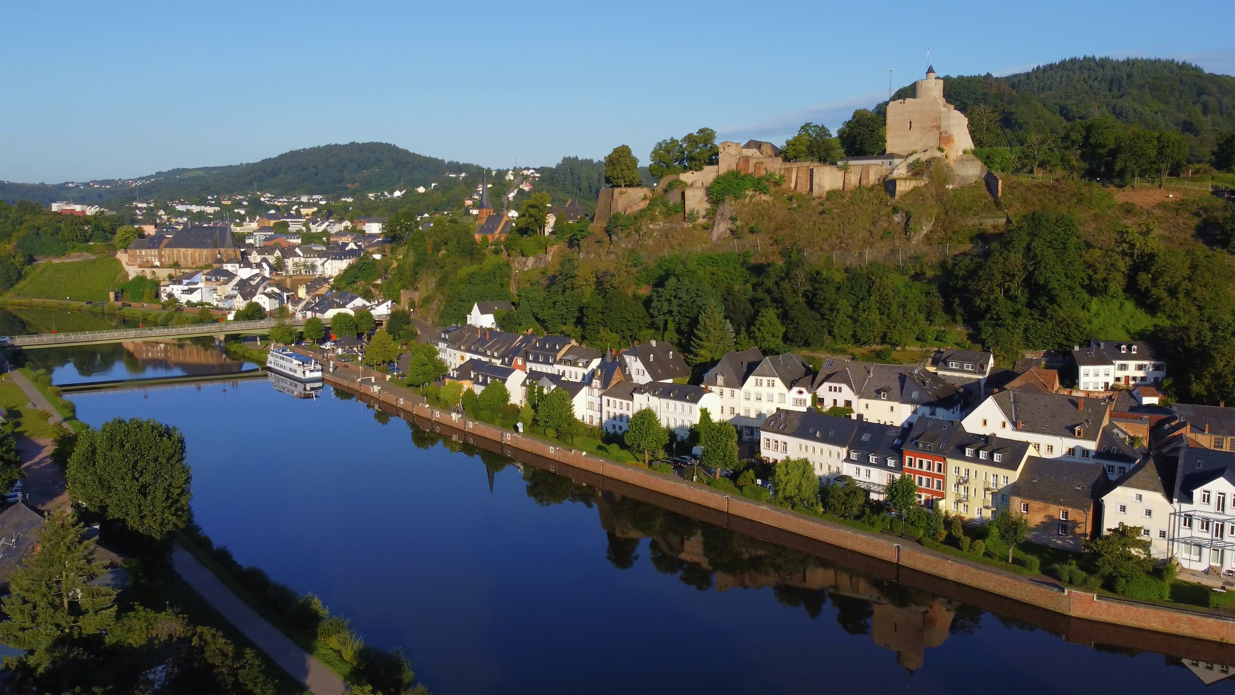 Blick auf die Burganlage Saarburg
