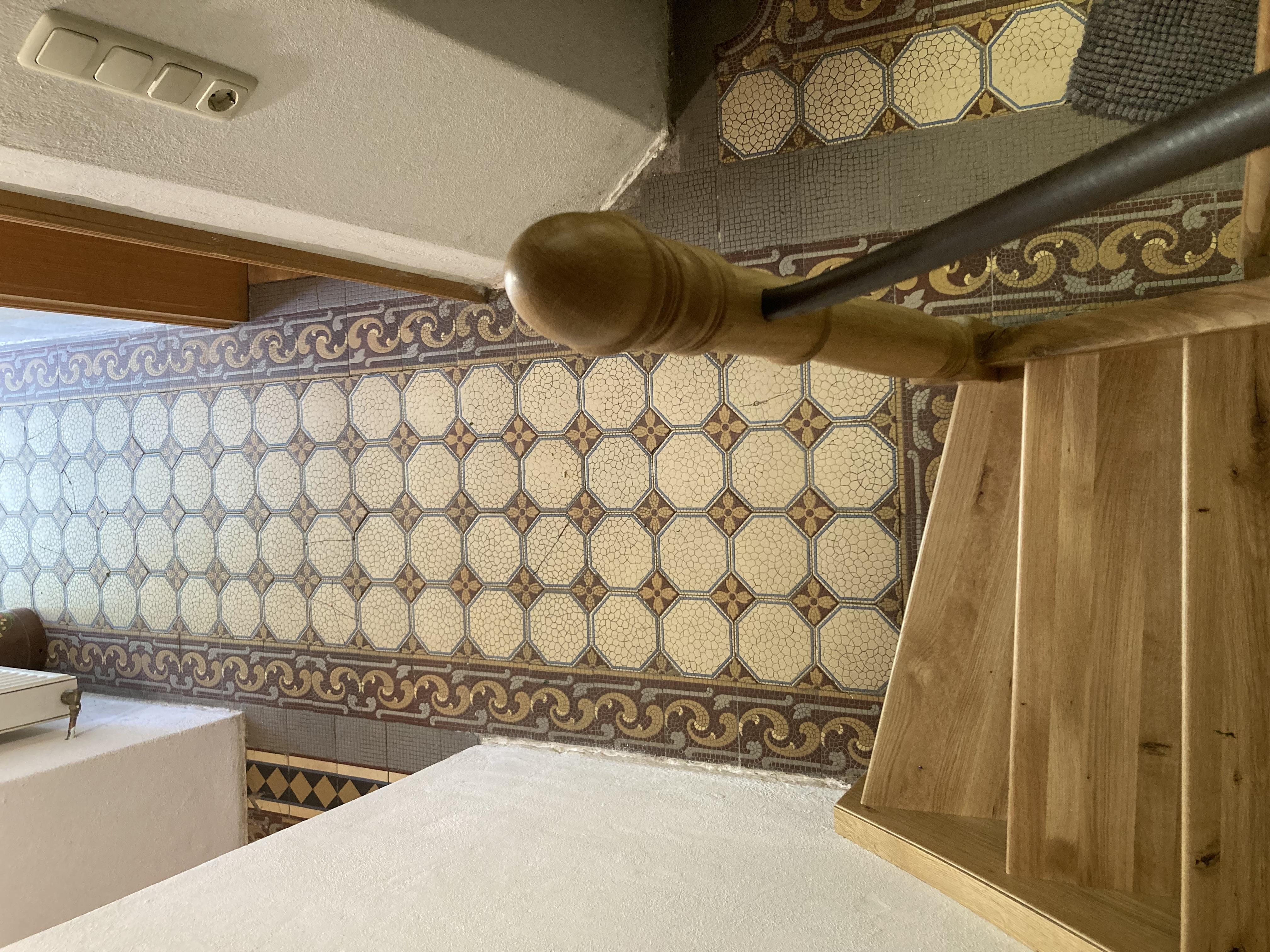 neue Treppe im historischen Haus