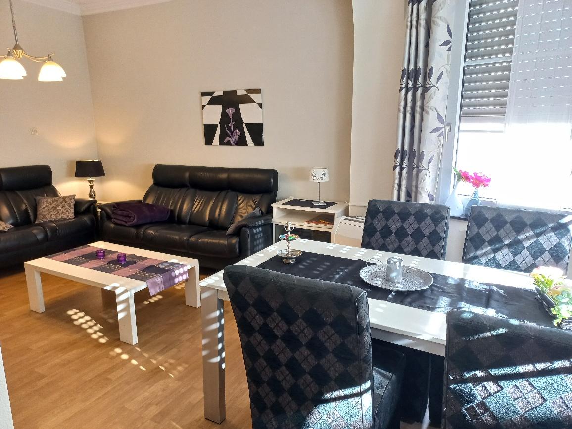 Wohnzimmer und Esszimmer