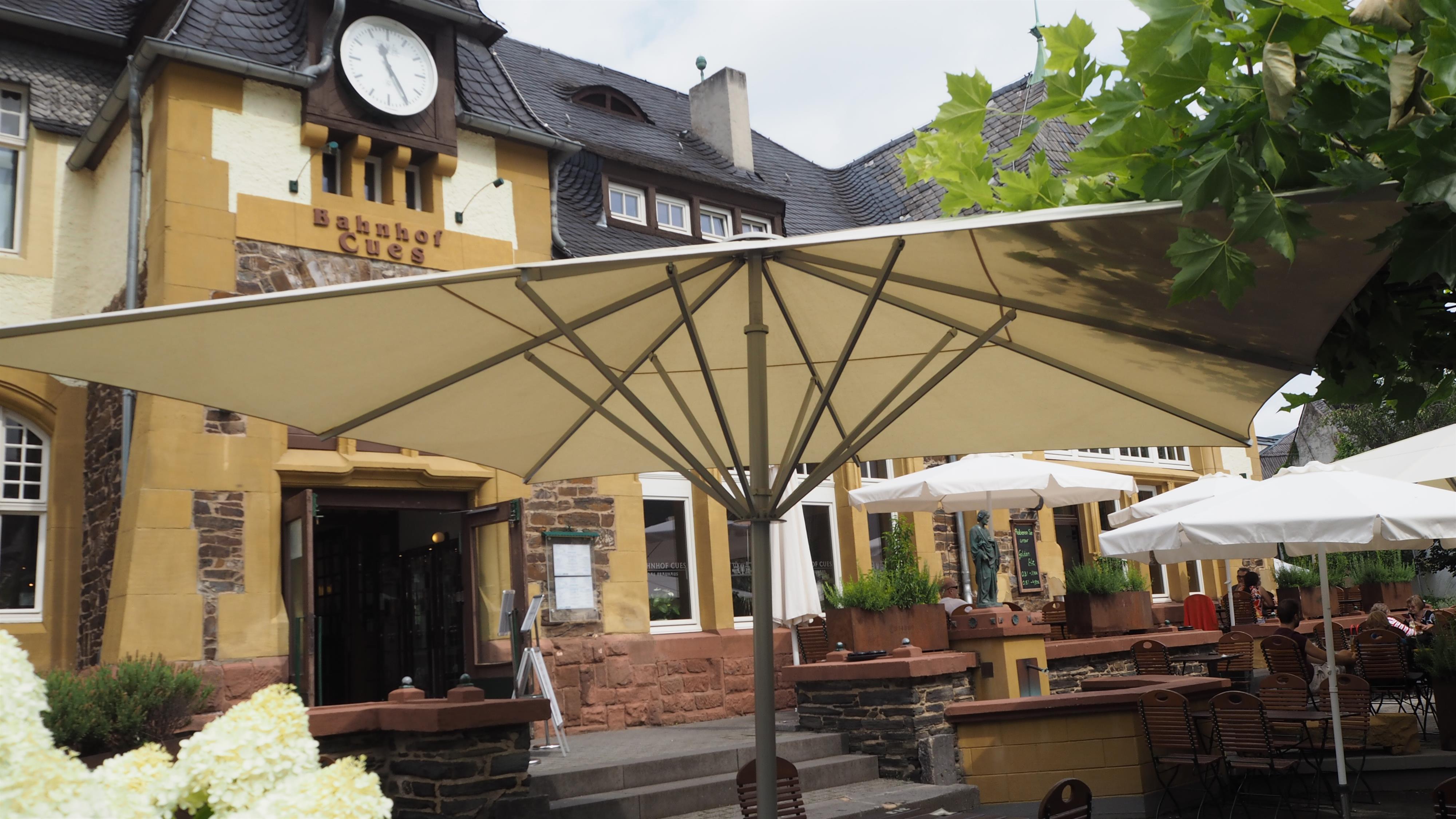 Bahnhof Cues