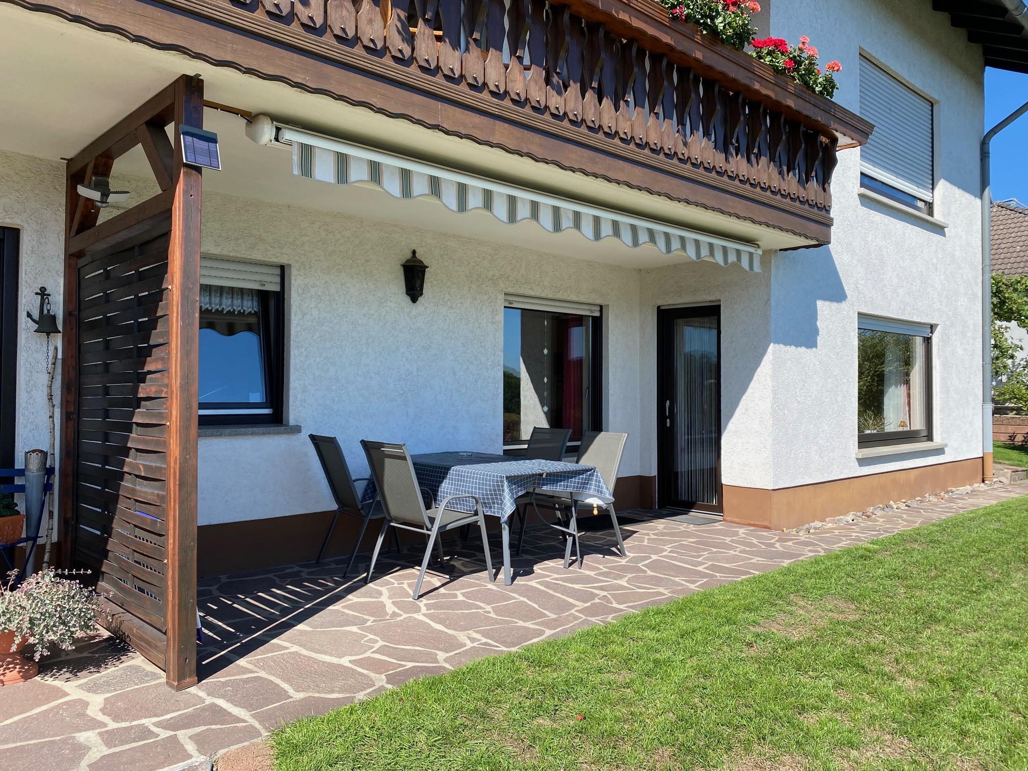 Einladender Sitzbereich vor der Ferienwohnung