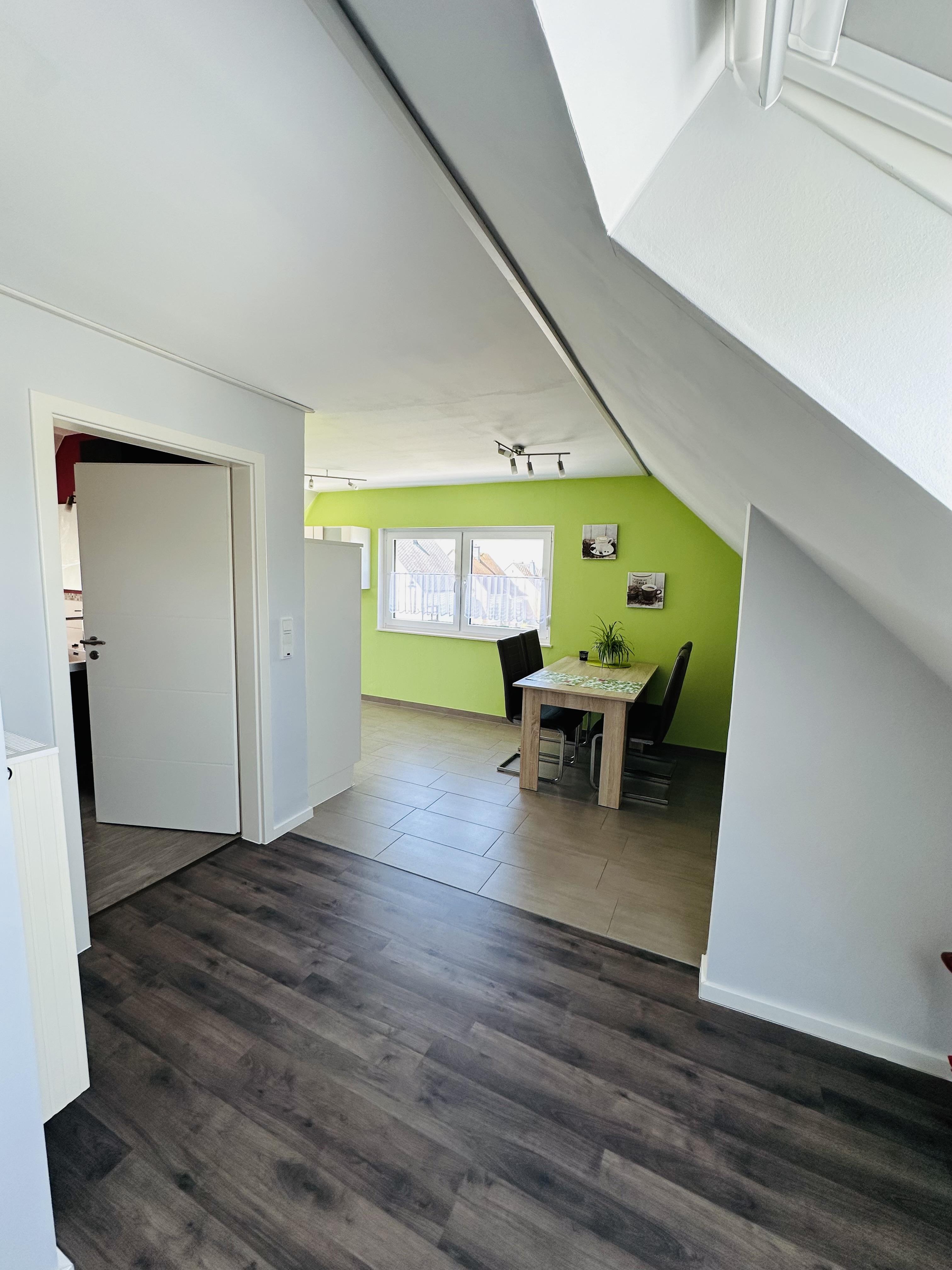 Blick in Essbereich und Bad