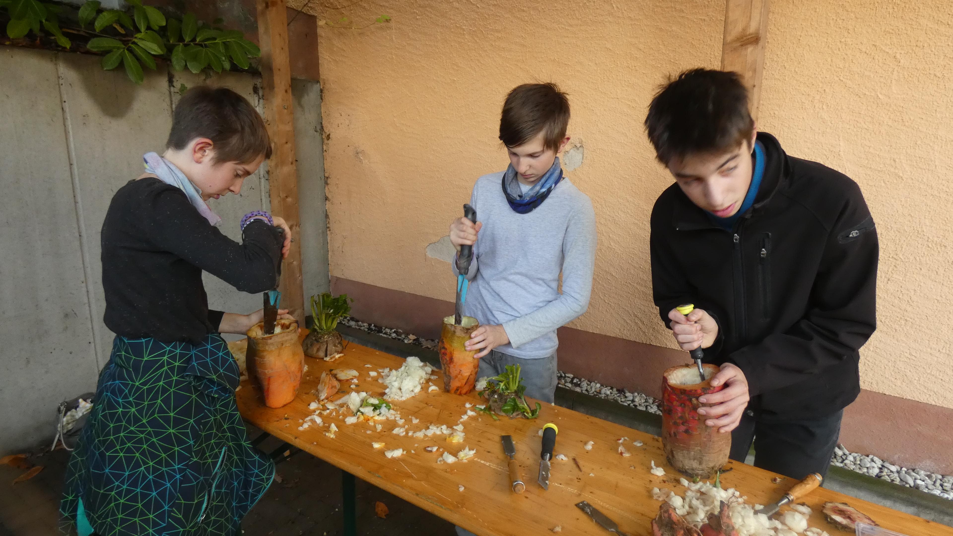 Kinder beim Rüben schnitzen
