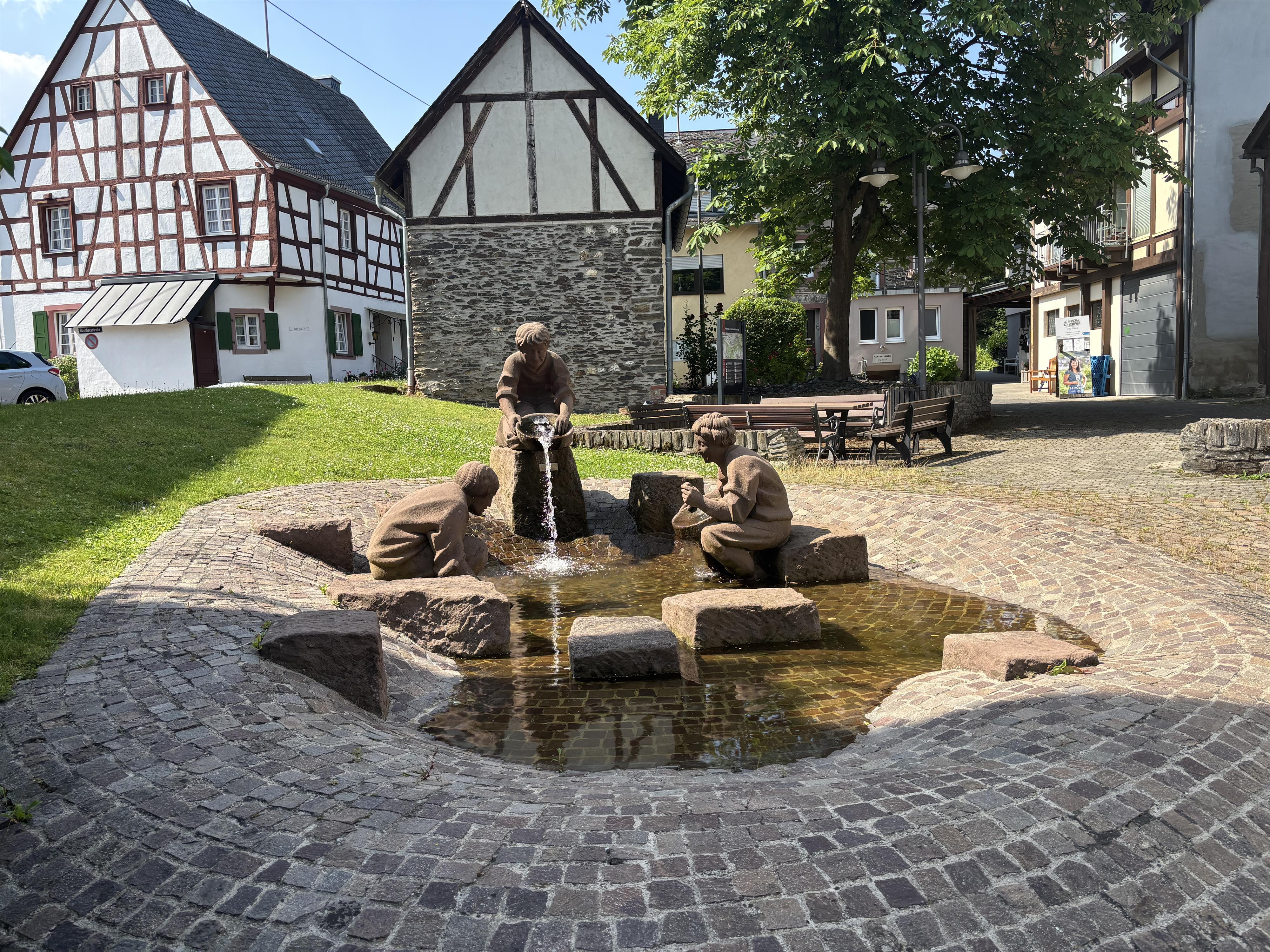 Goldgräberbrunnen im Ortskern Andel