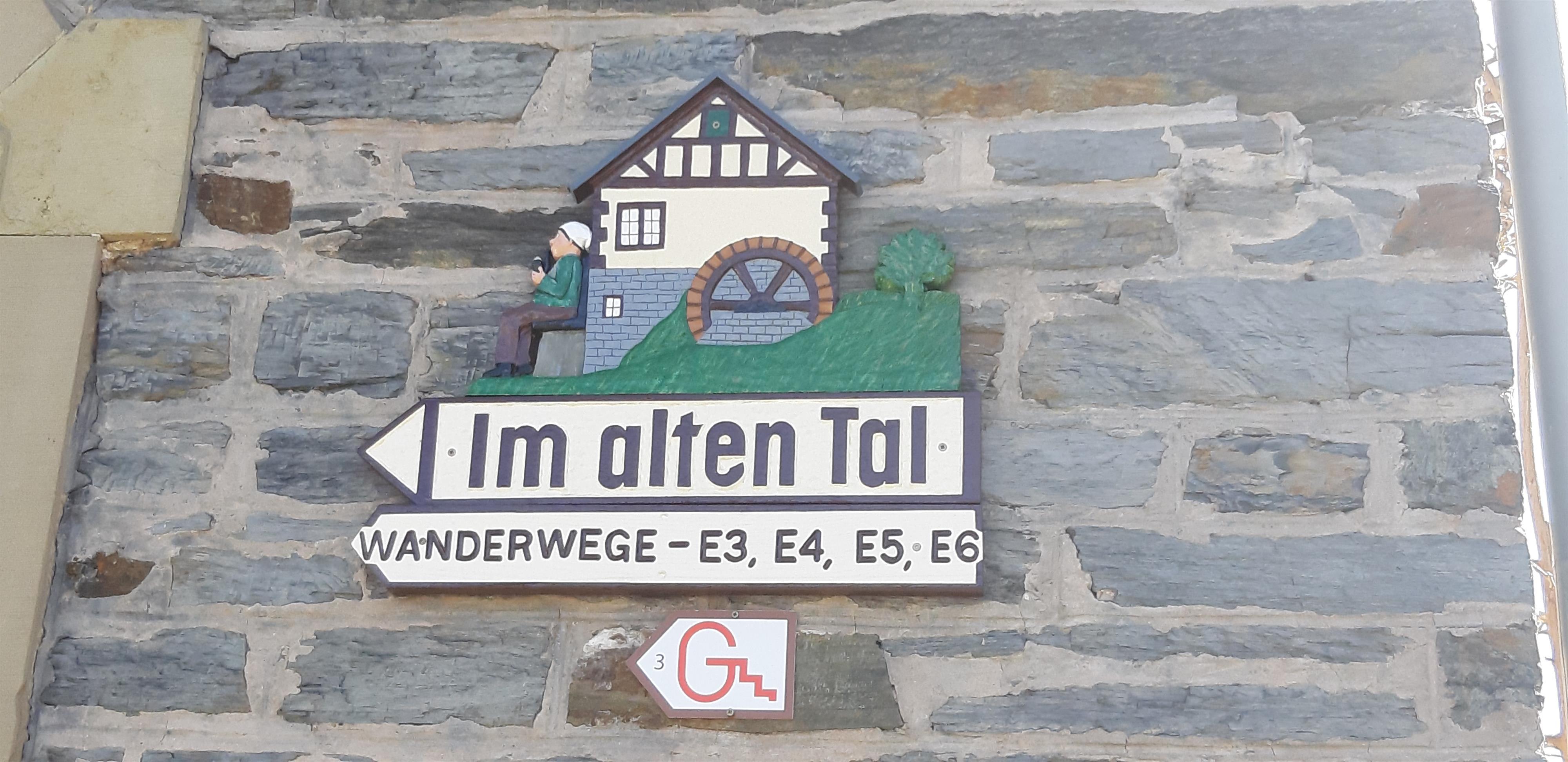 geschnitzte Straßenschilder