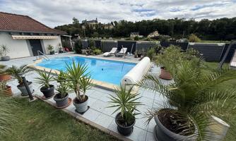 Garten mit beheitzem Pool