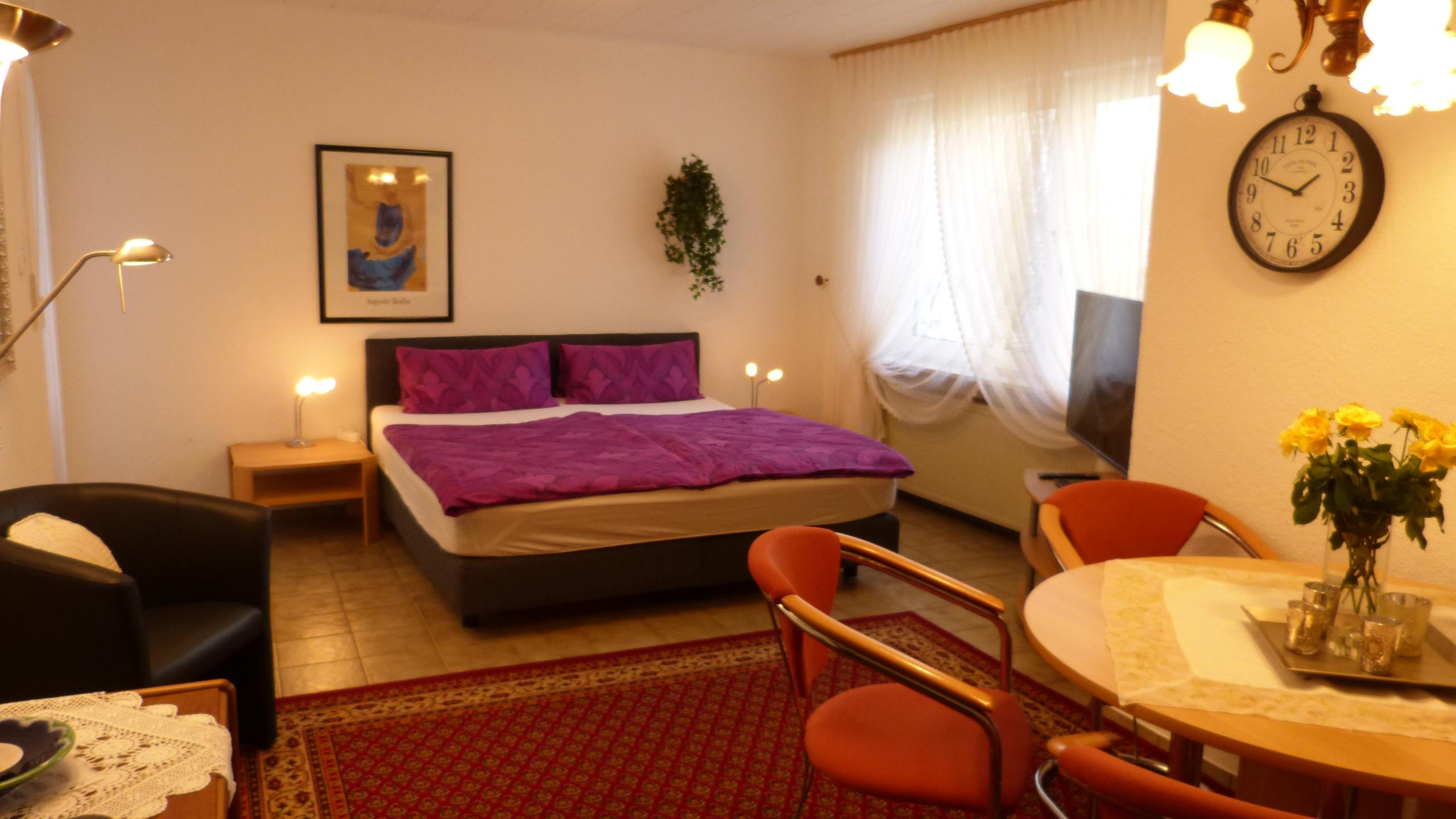 Ruhebereich mit Boxspringbett_Wohnung A