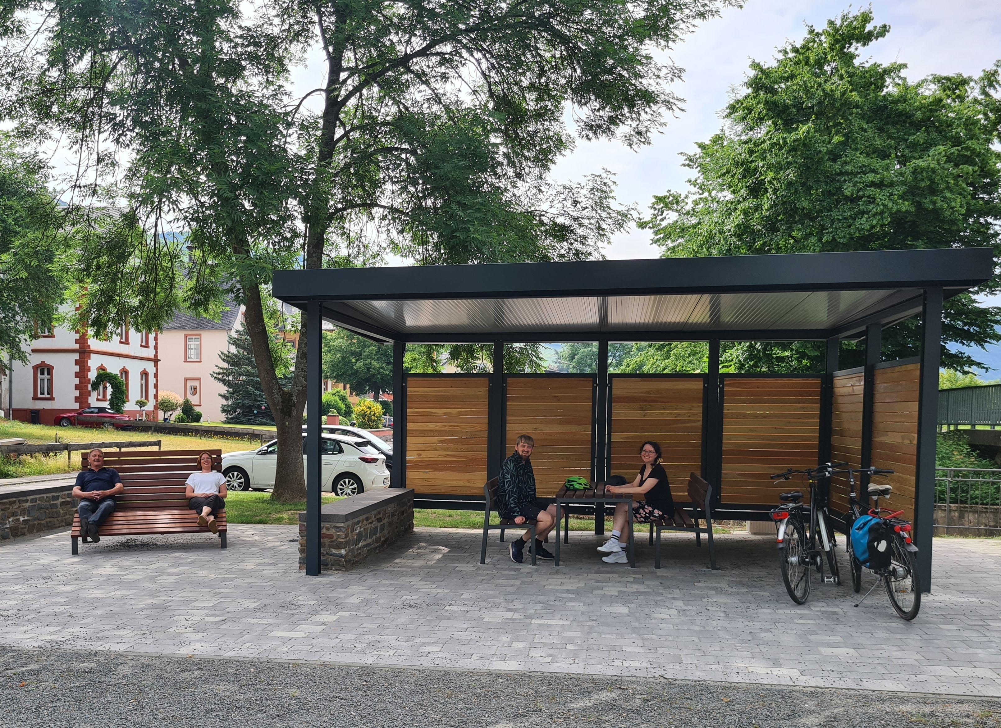 Mehrgenerationenplatz neben dem Spielplatz