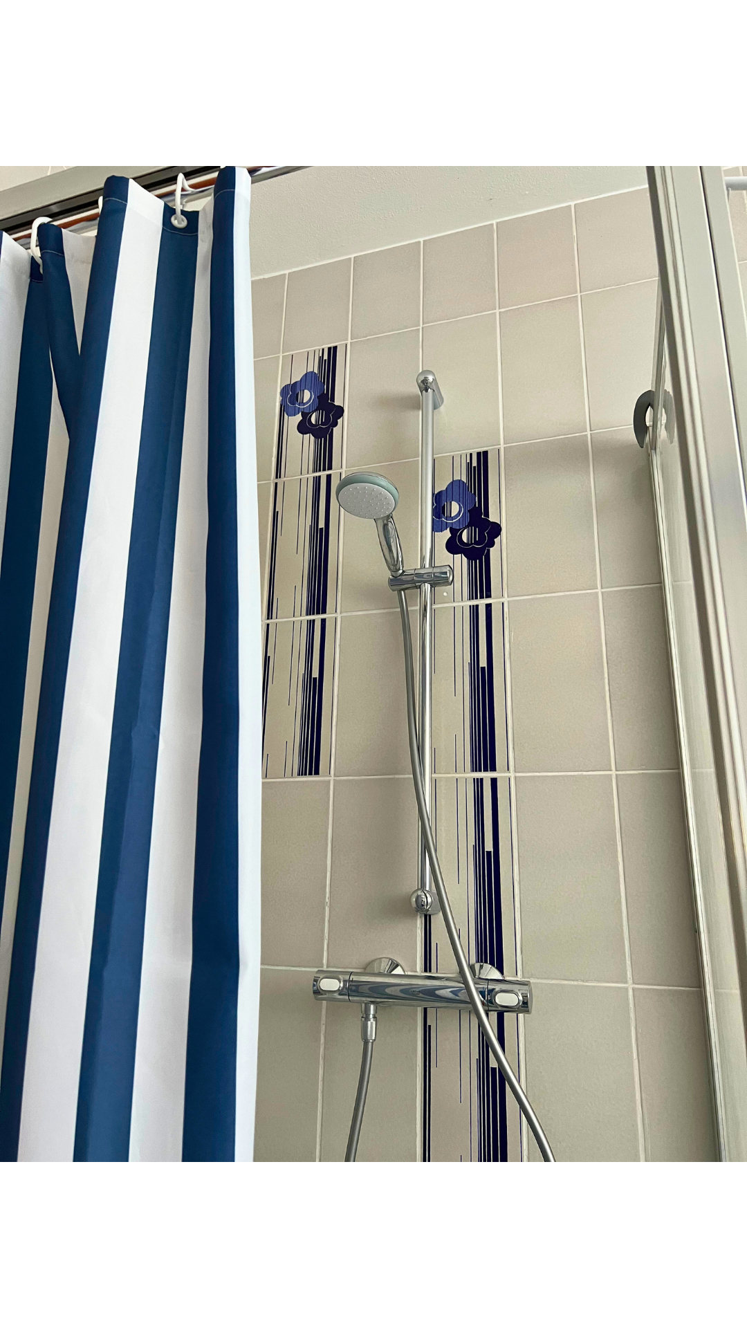 Shower cubicle