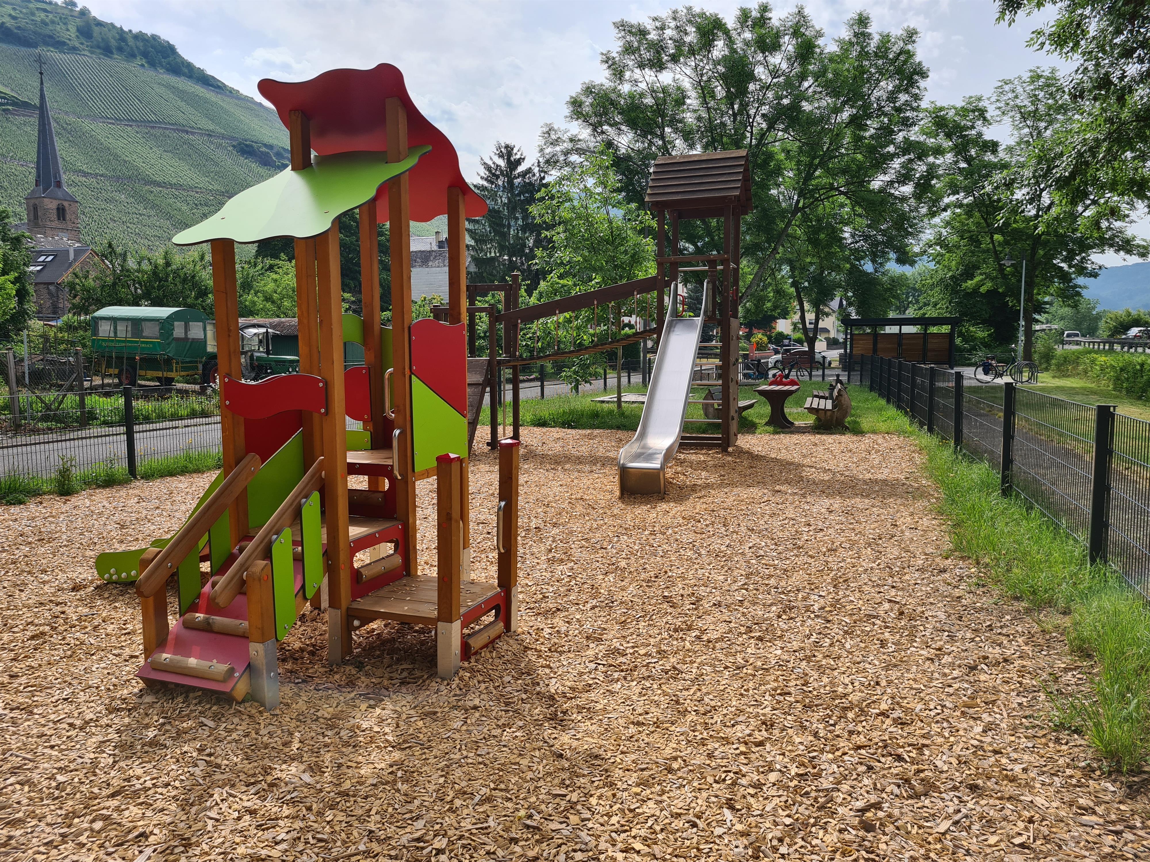 Spielplatz mit Häuschen und Rutsche