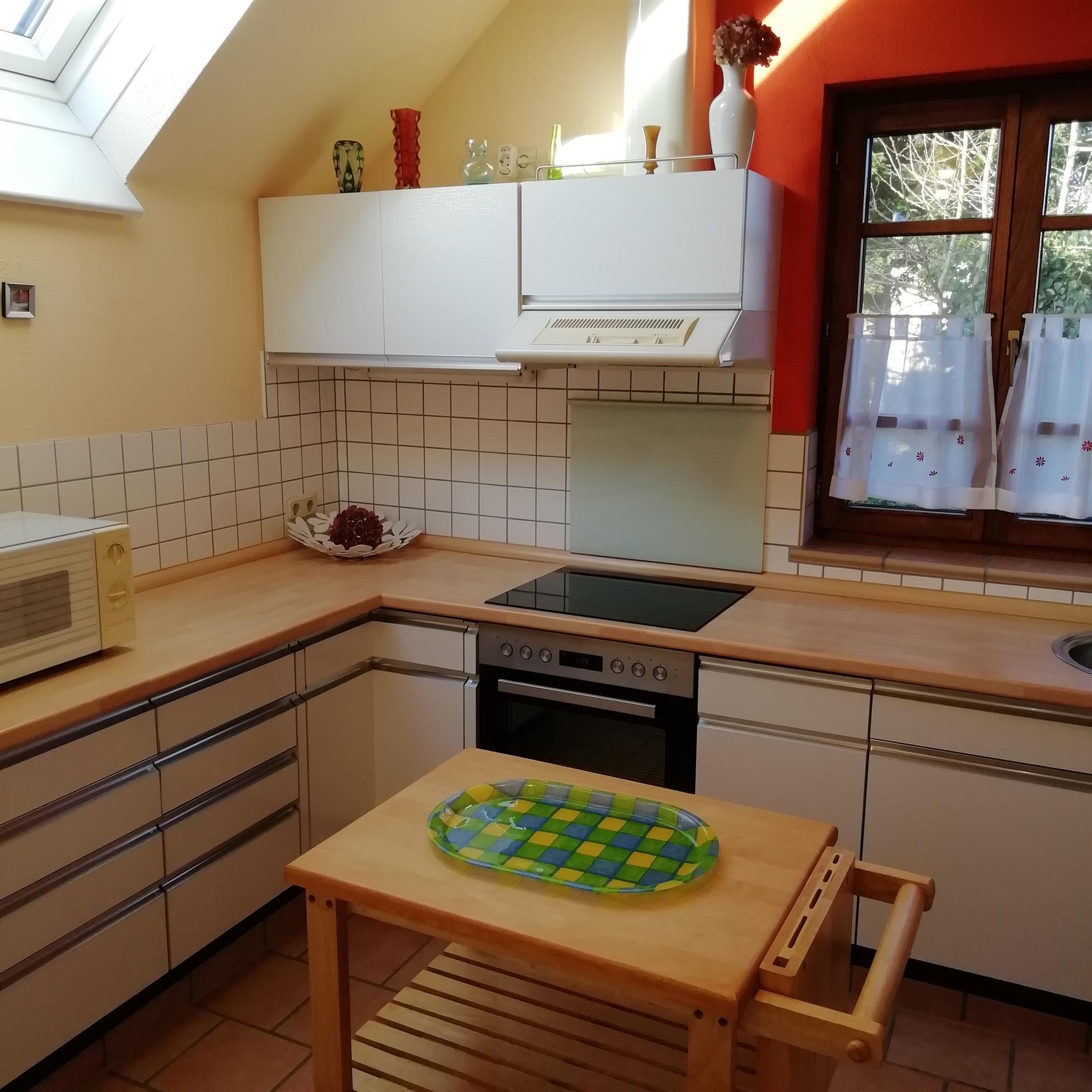 Mikrowelle, Herd mit Backofen und weitere Extras