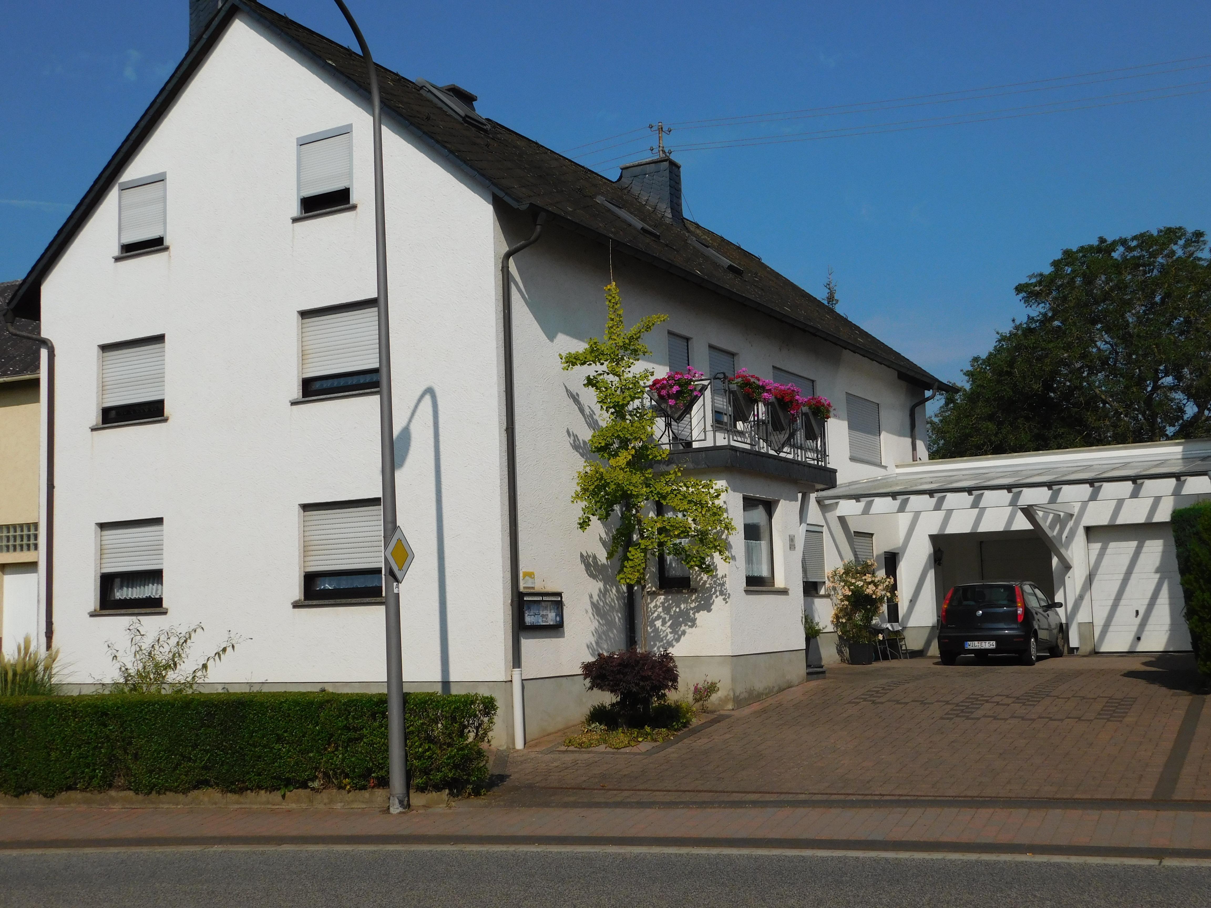 Wohnhaus mit Carport, Parkplätze,
