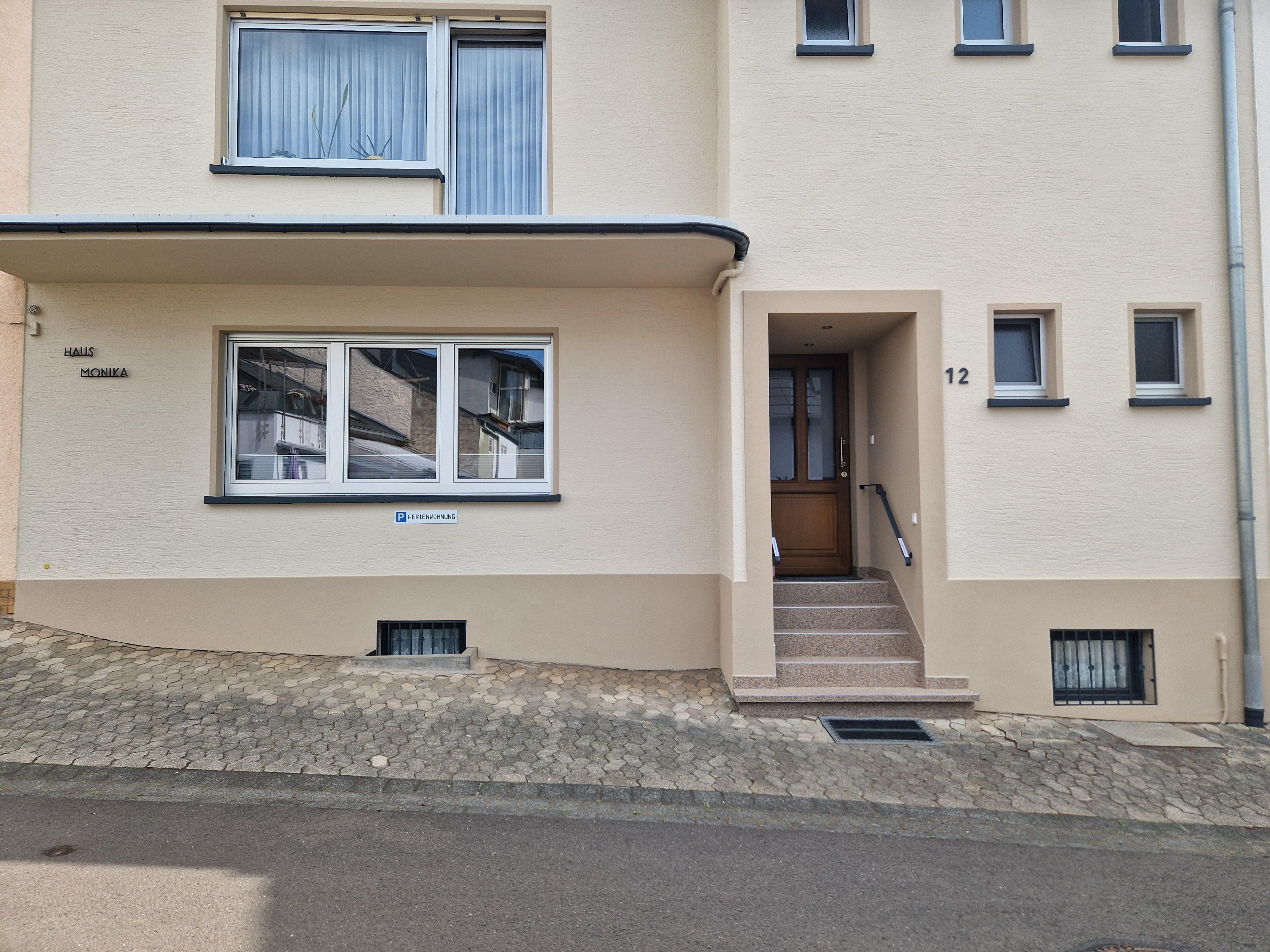 Haupteingang mit Parkplatz