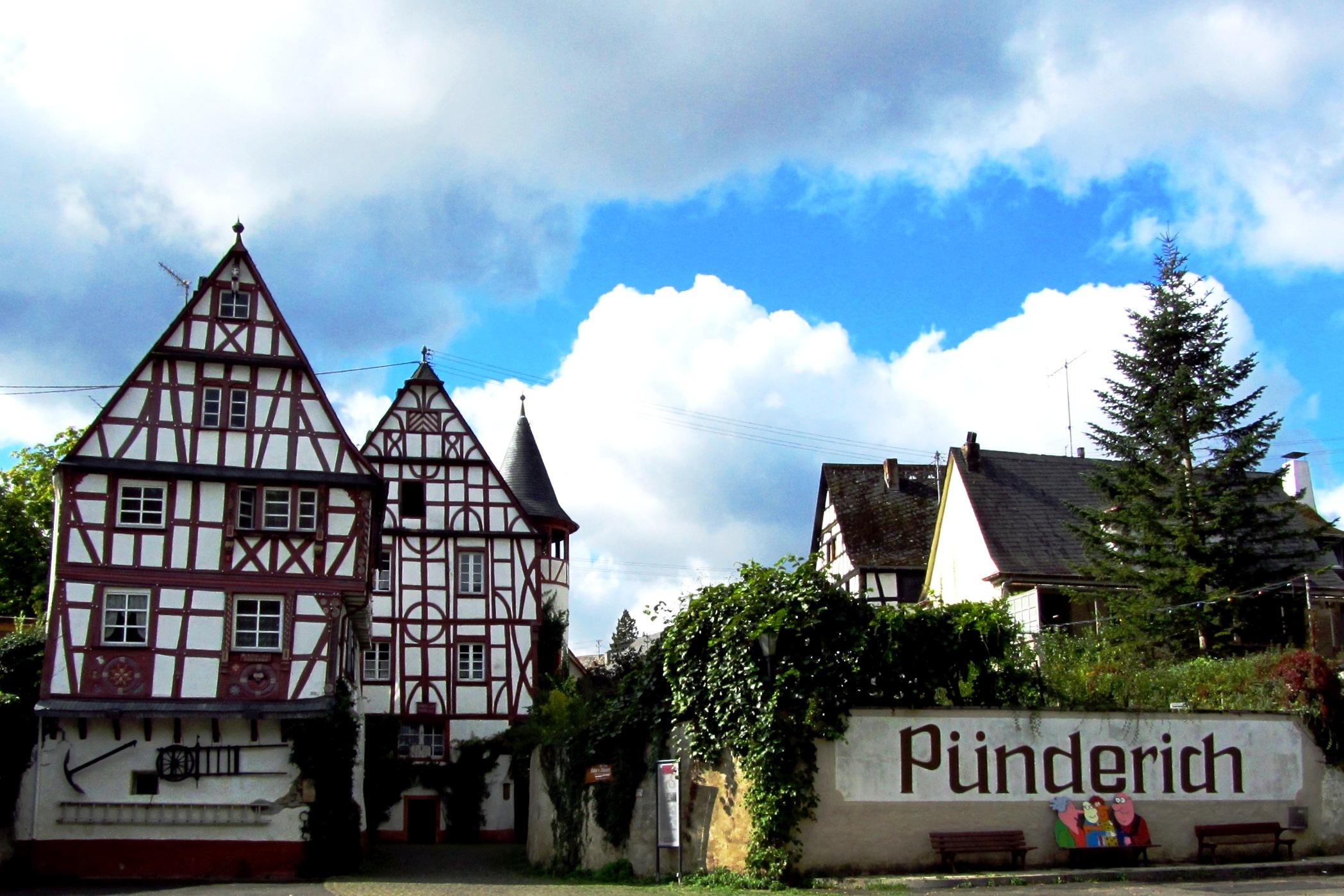 Fährhaus und Rathaus