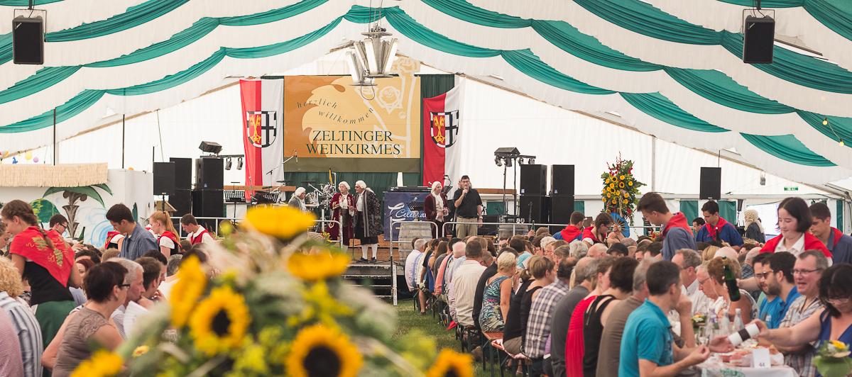 Im Festzelt während der Weinprobe