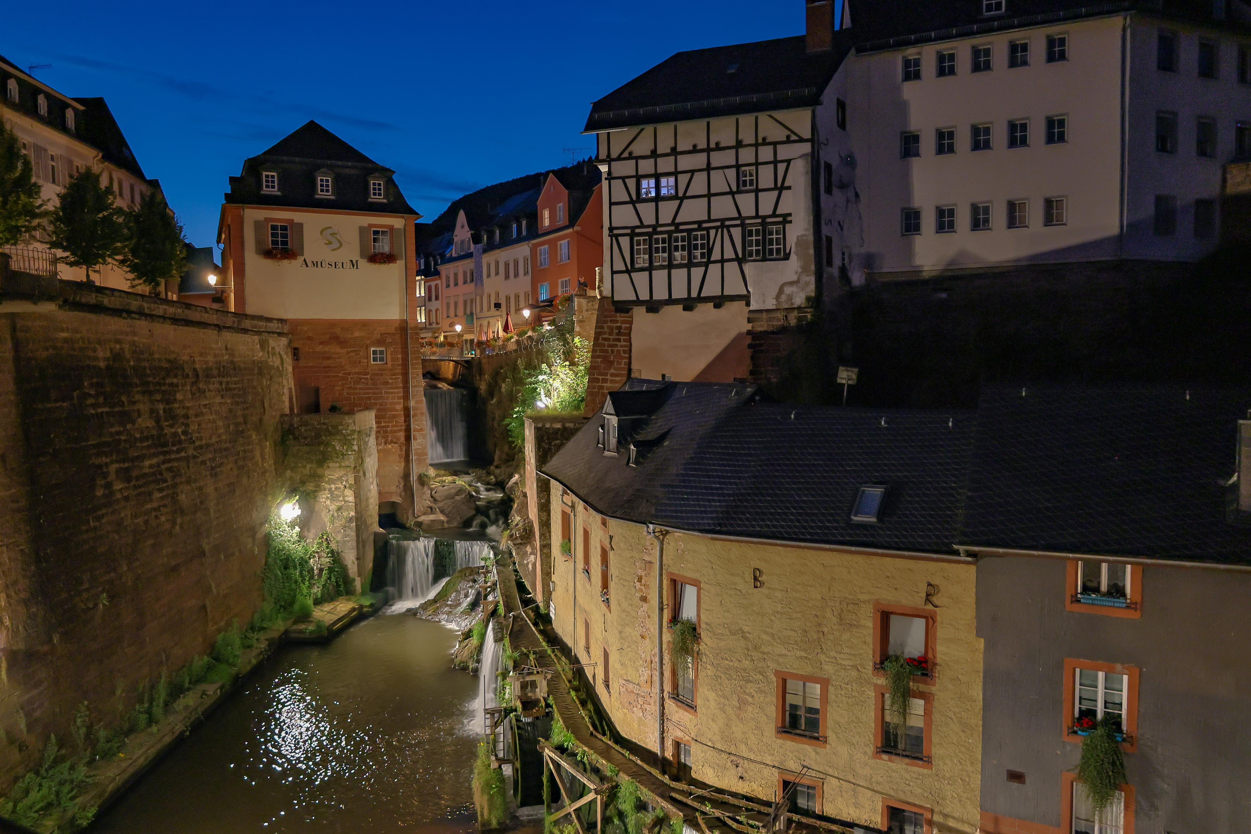 Wasserfall in Saarburg bei Nacht