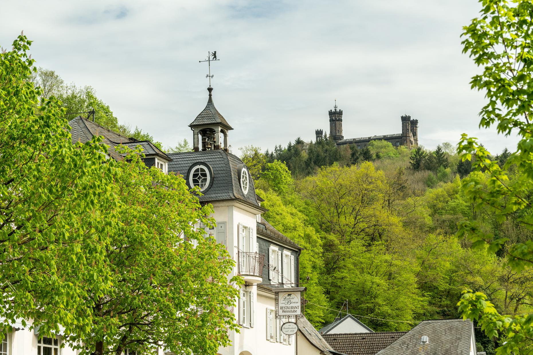 Landhotel zum Bären mit Schloß Schaumburg