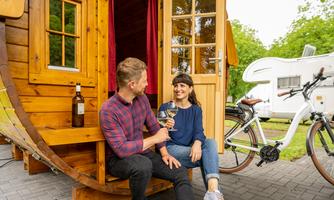 Ein Glas Wein, die Natur und pure Entspannung