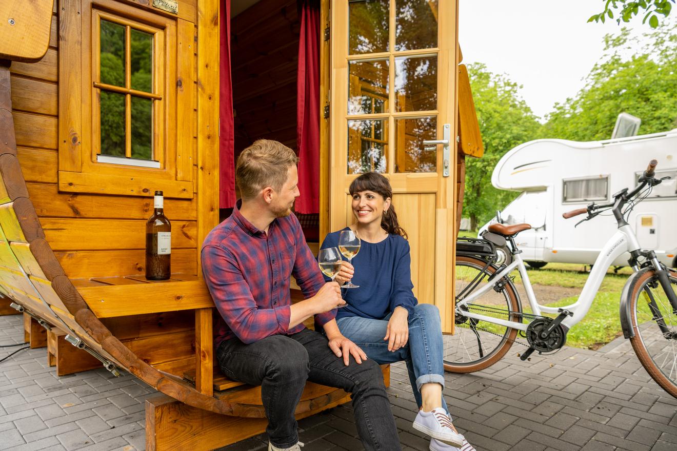 Ein Glas Wein, die Natur und pure Entspannung