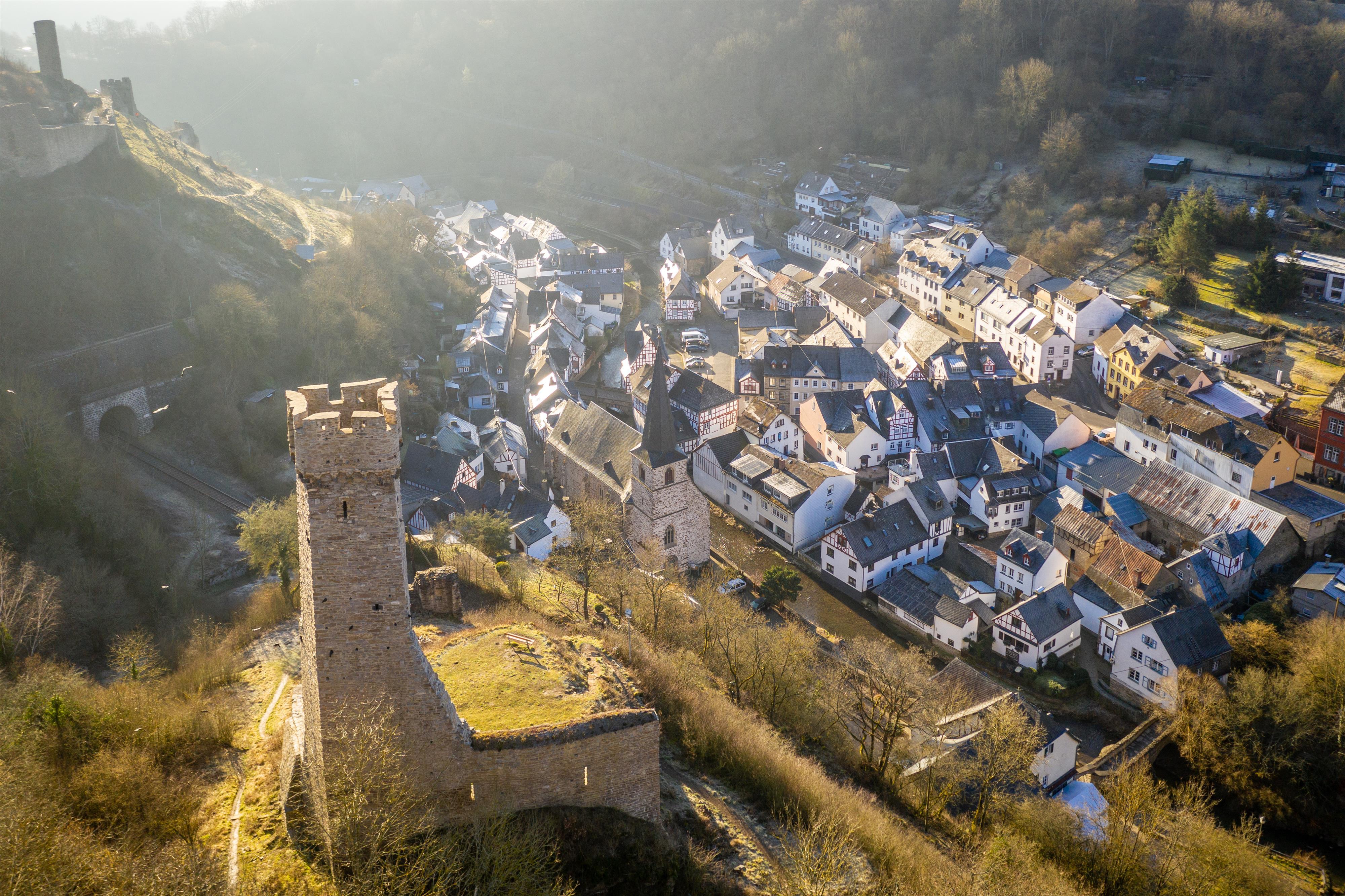 Blick auf die Burgen über Monreal, @ Eifel Tourismus GmbH, Dominik Ketz