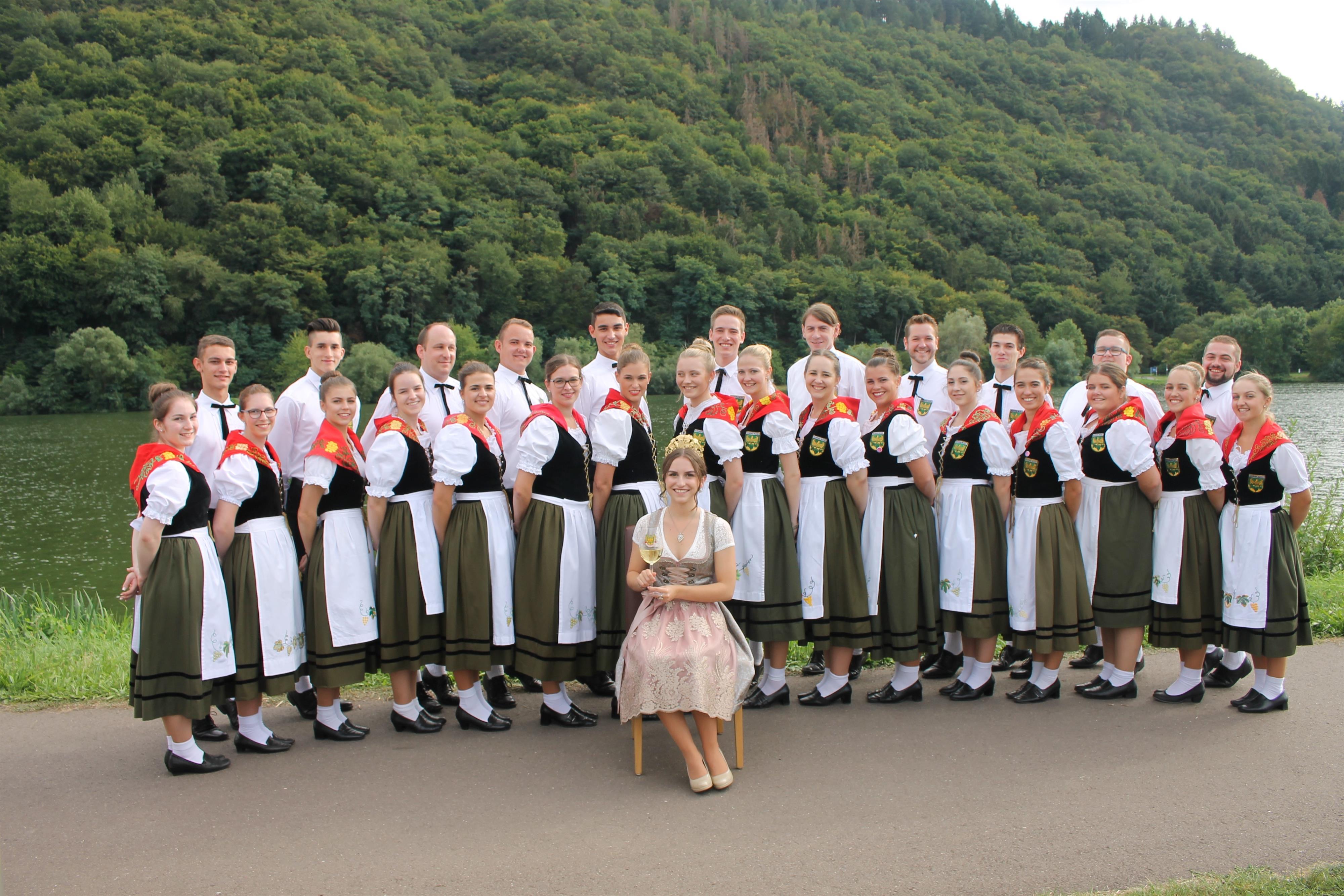 Weinkönigin mit Winzertanzgruppe