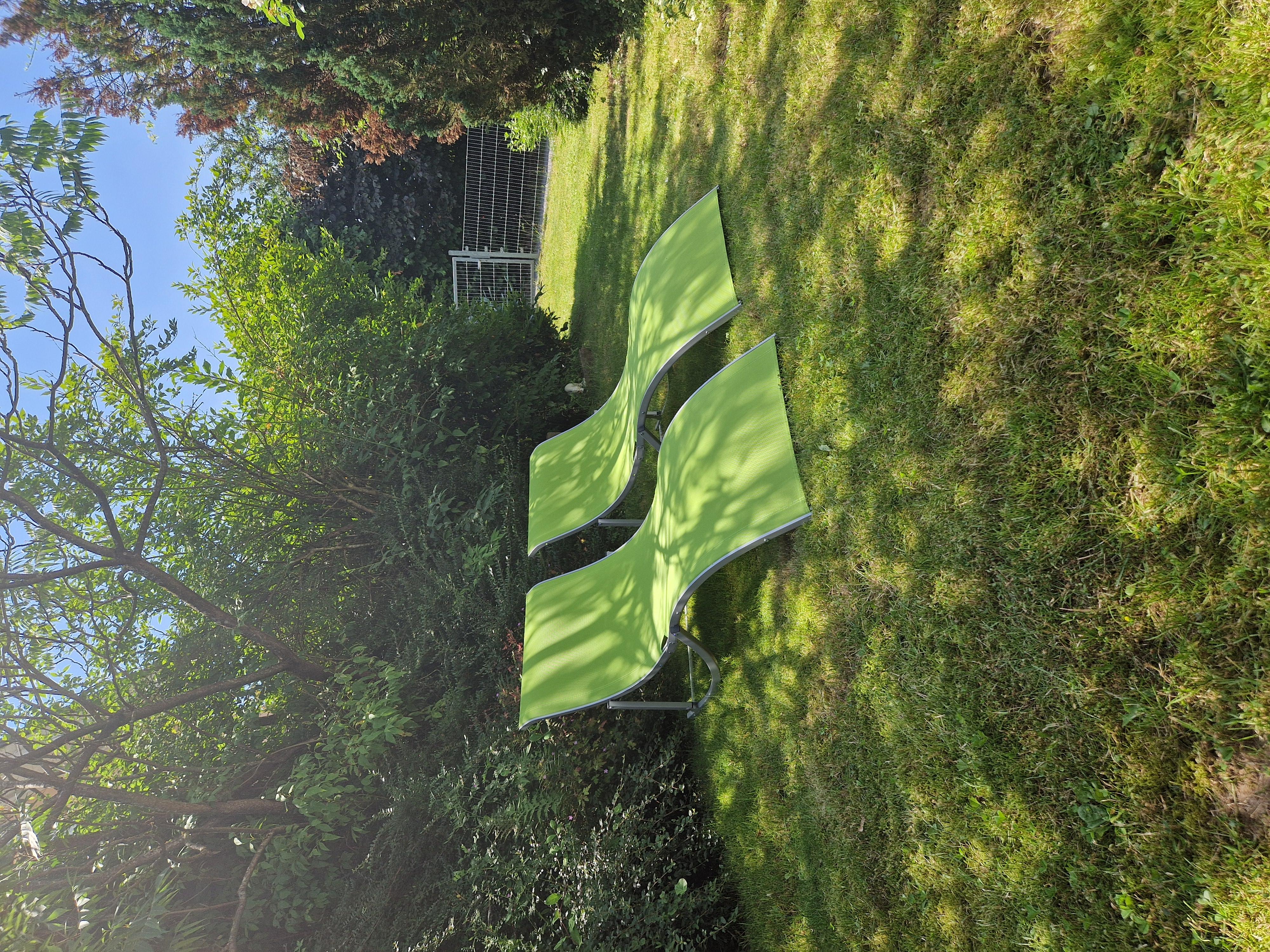 Garten mit Sonnenliegen
