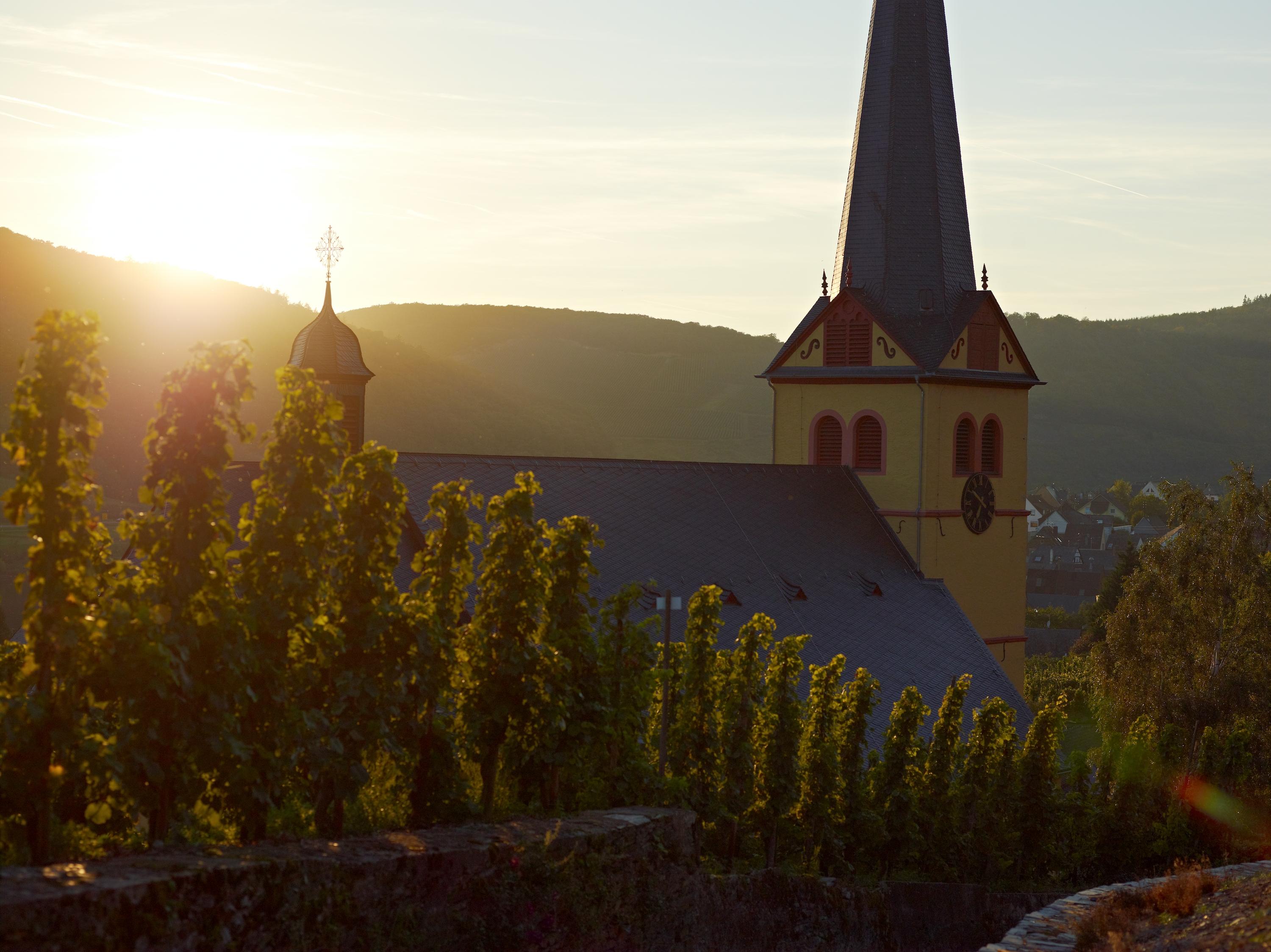Kirche bei Sonnenuntergang