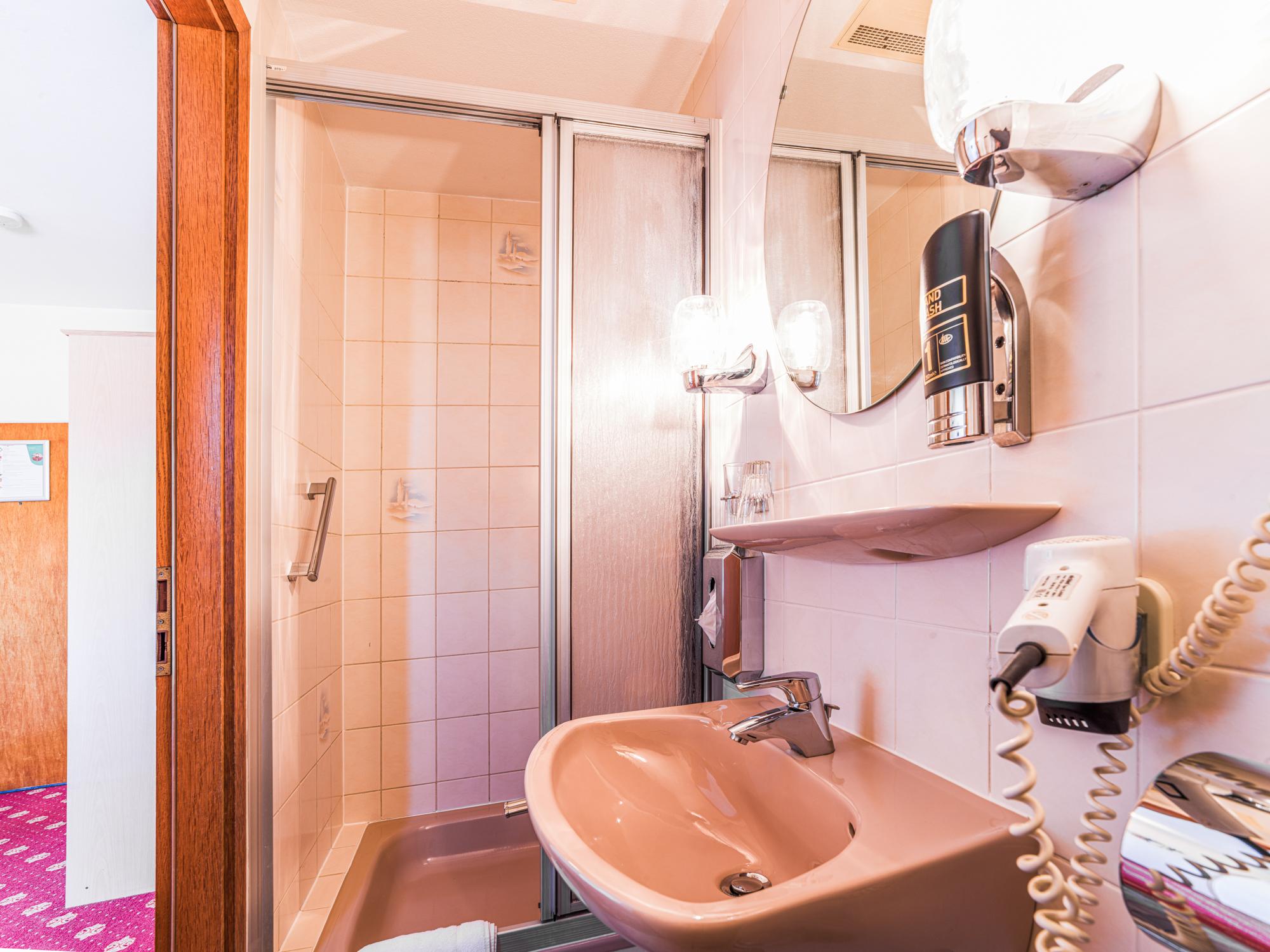 Standard Doppelzimmer Badezimmer