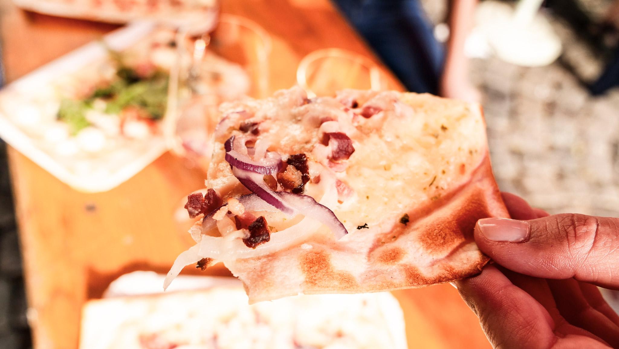 Flammkuchen und Wein