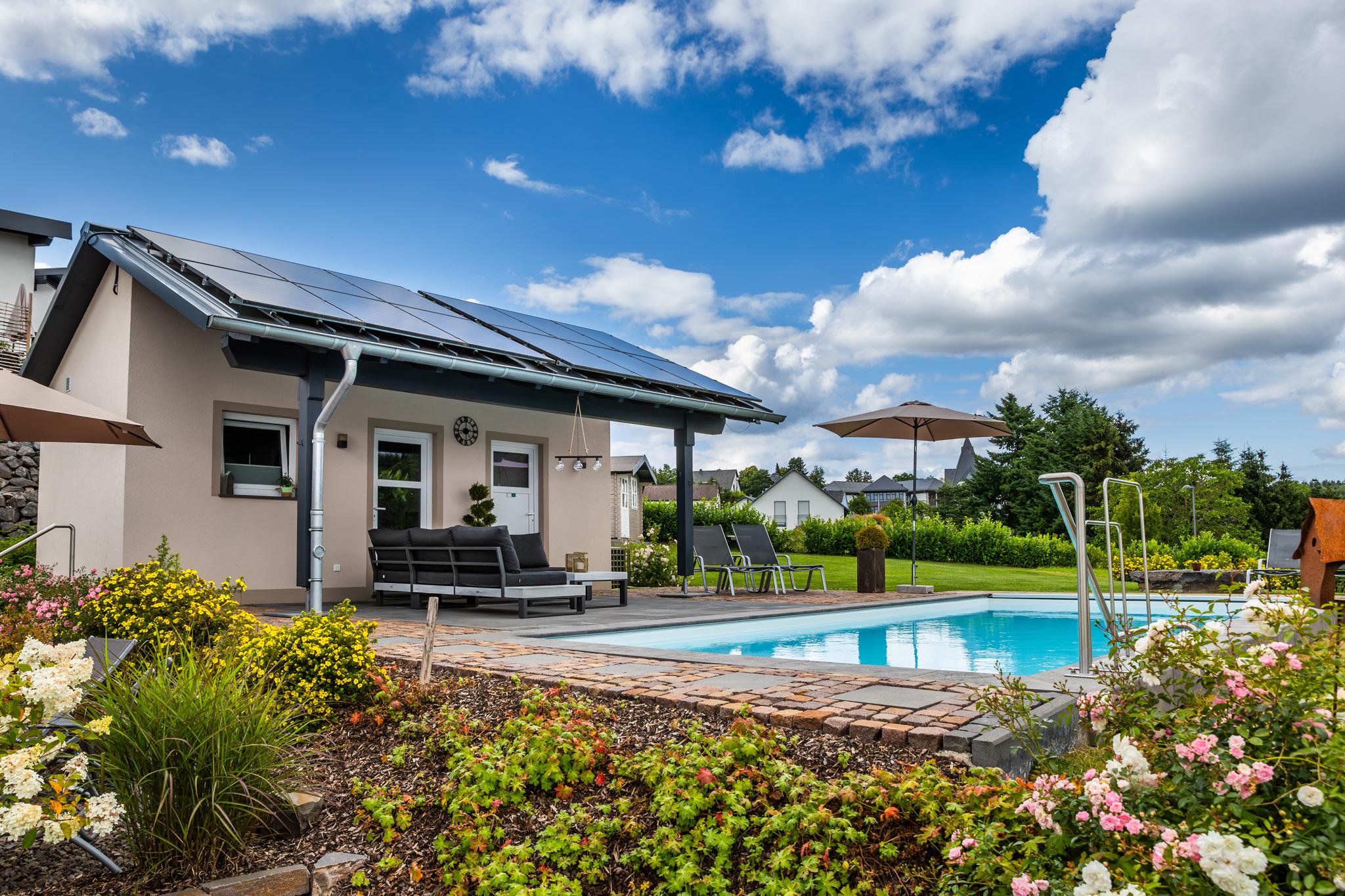 Poolhaus mit Pool und Sauna