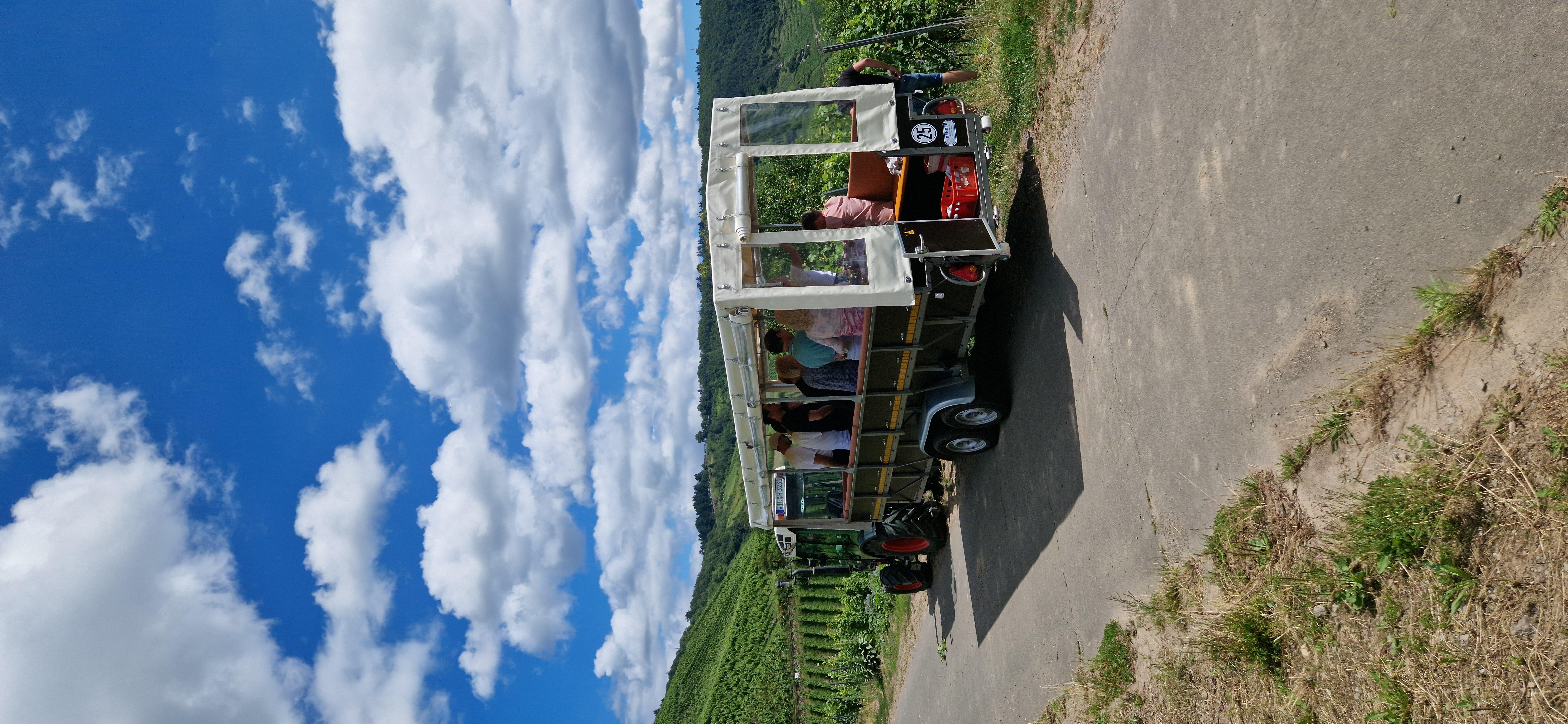 Planwagenfahrt mit Weinprobe