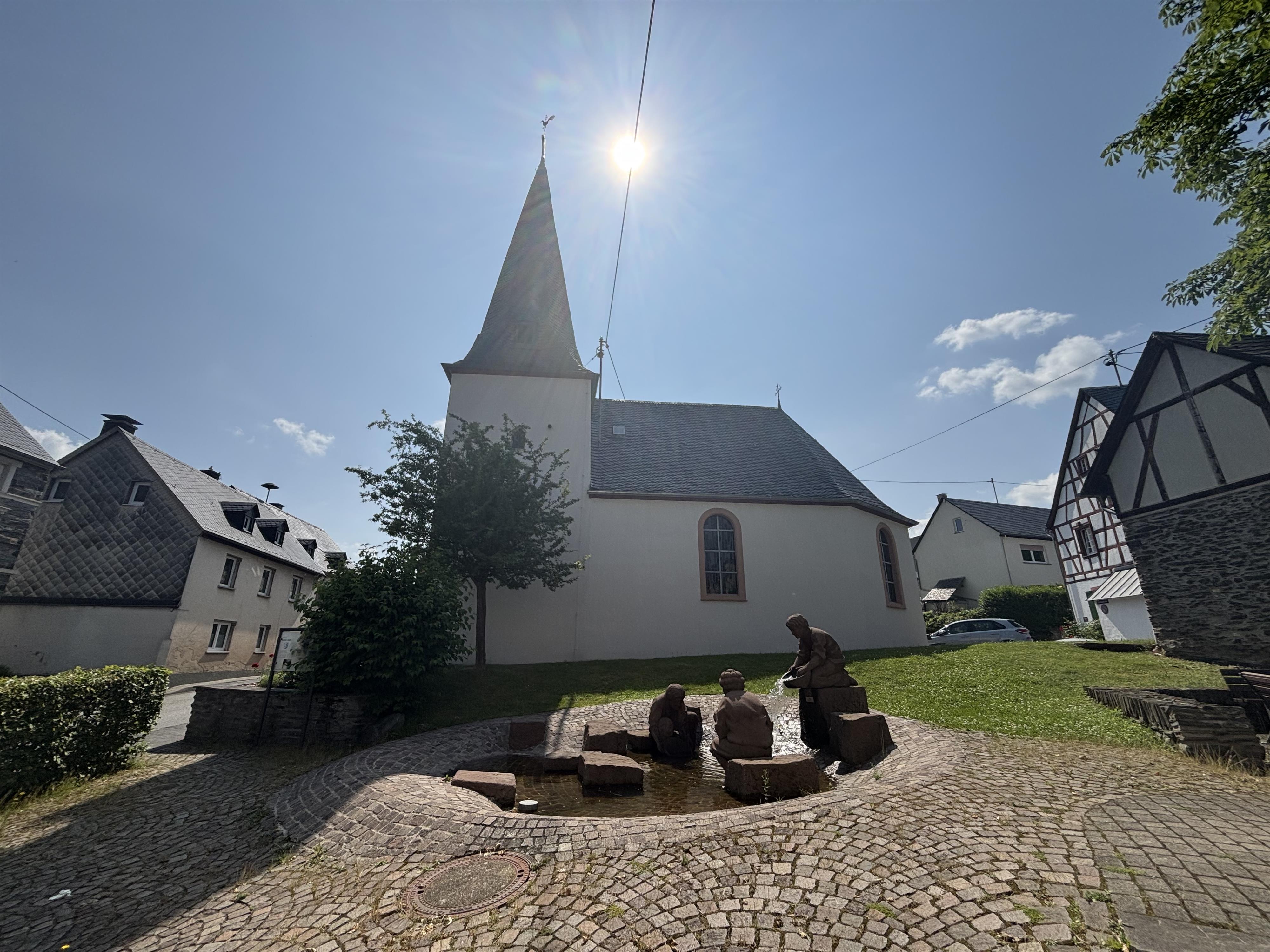 Andeler Kirche mit Goldgräberbrunnen