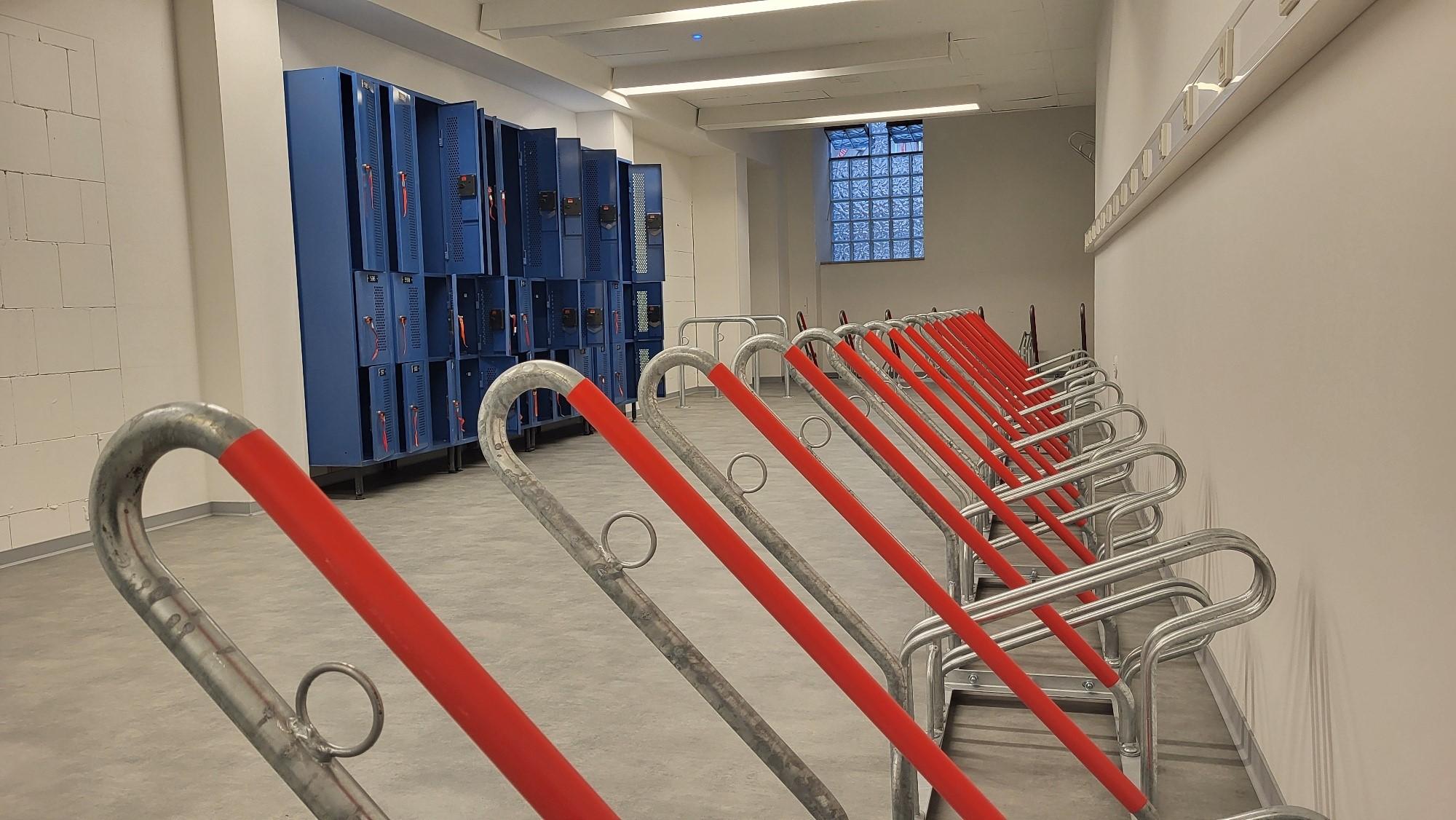 Fahrradständer und Spinde im Fahrradparkhaus