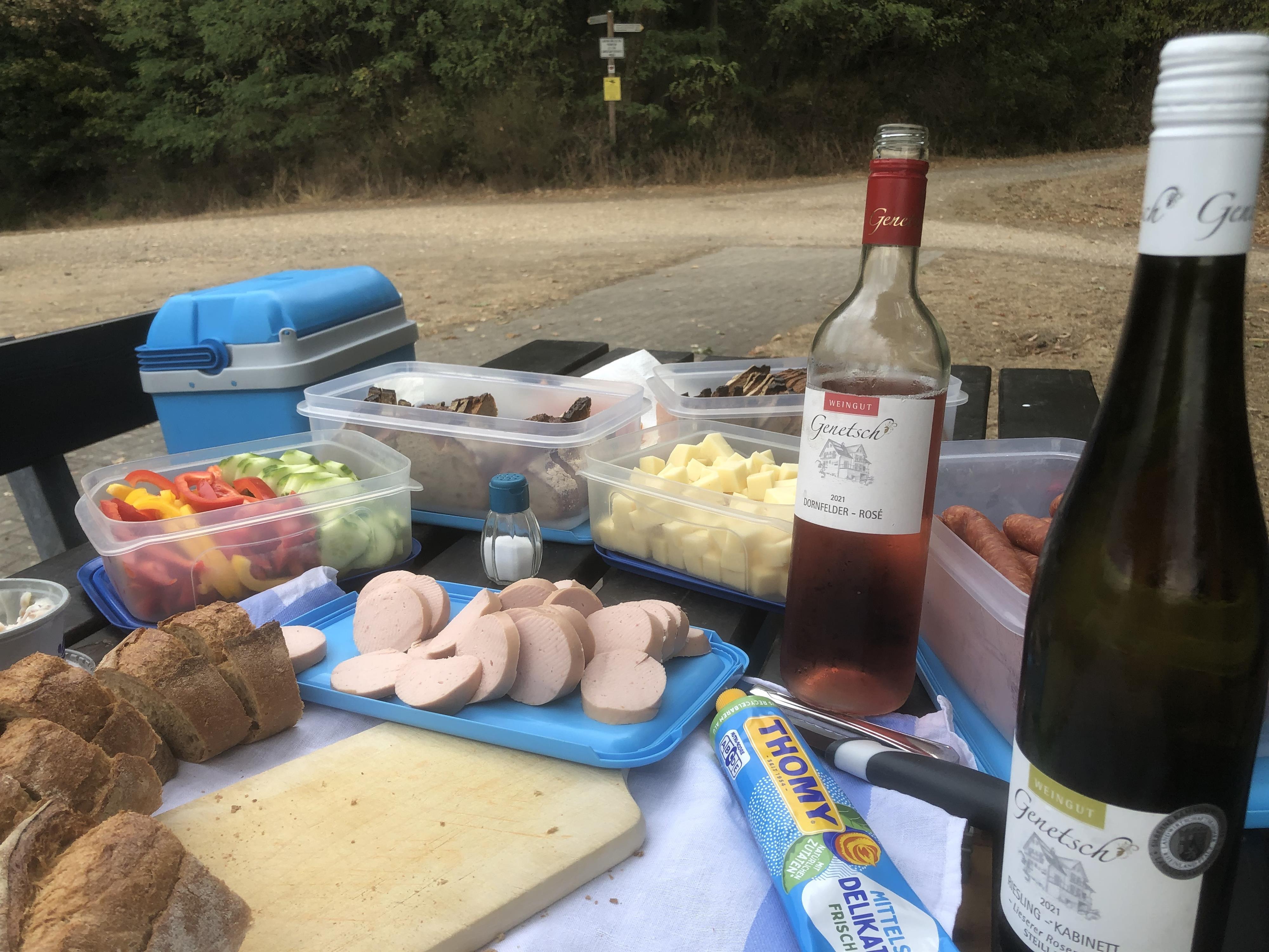 Picknick mit Wein und regionalen Köstlichkeiten