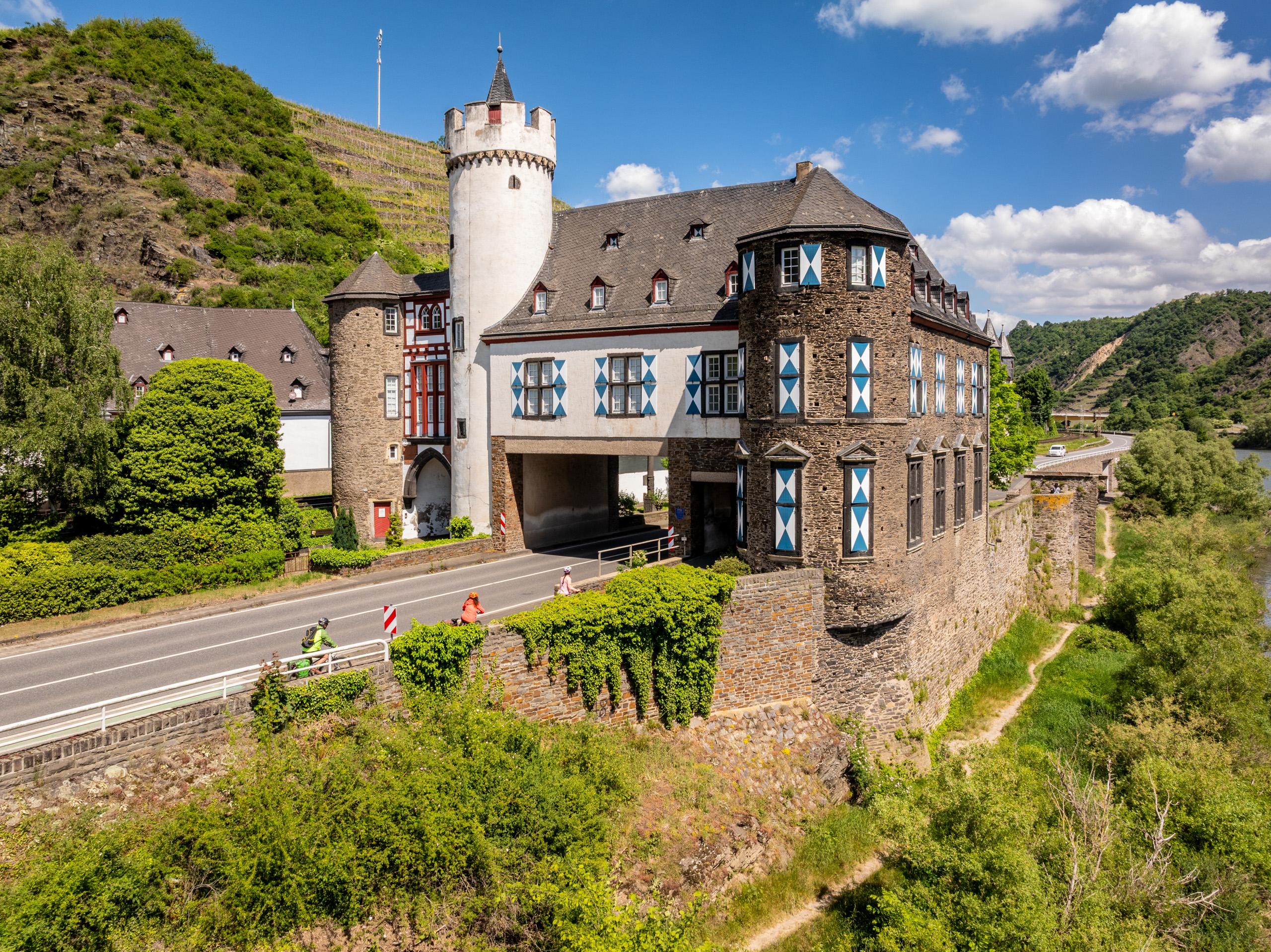Schloss von der Leyen_Ansicht Straße