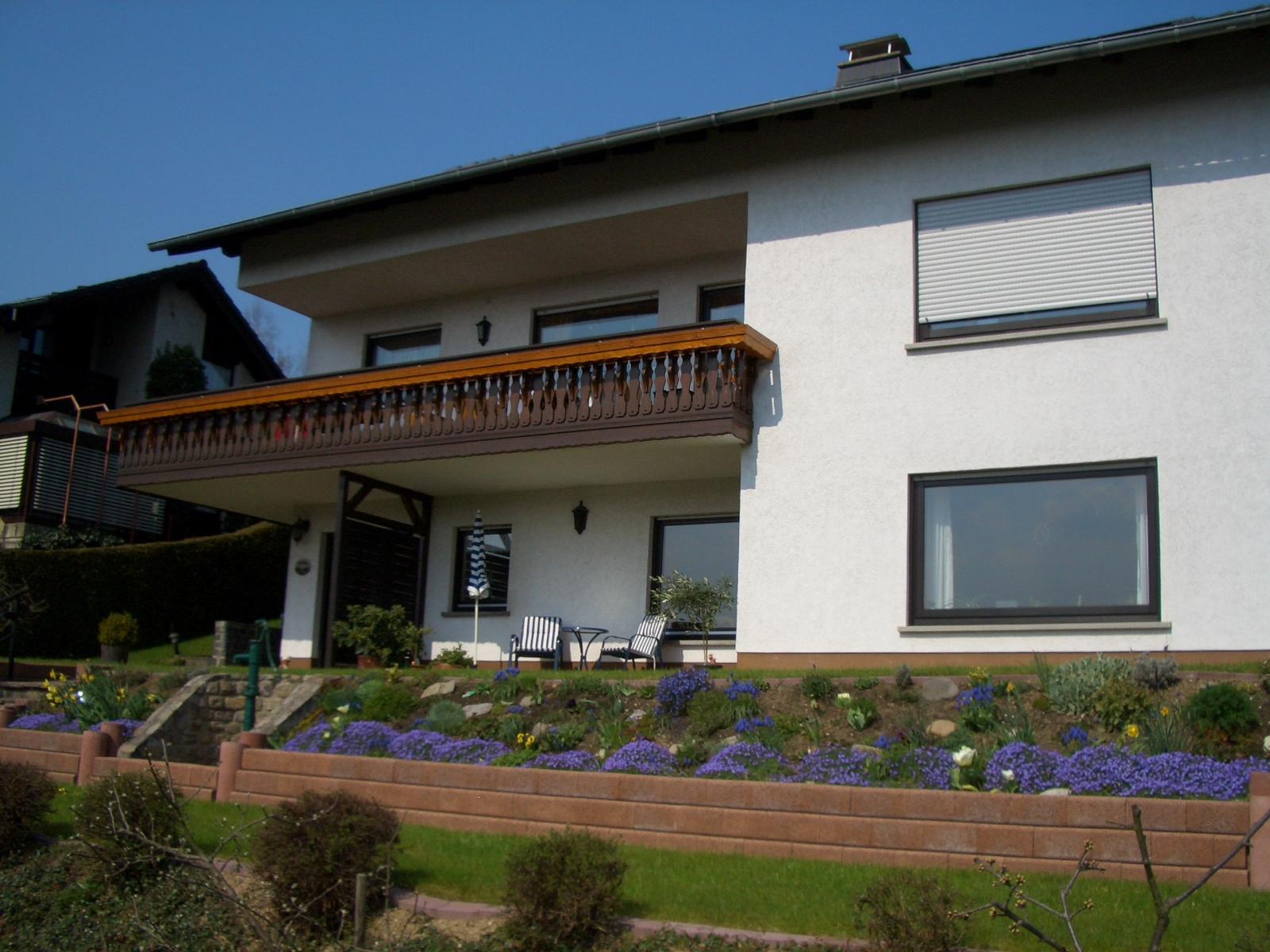 Blick aus dem Garten auf die Terrasse
