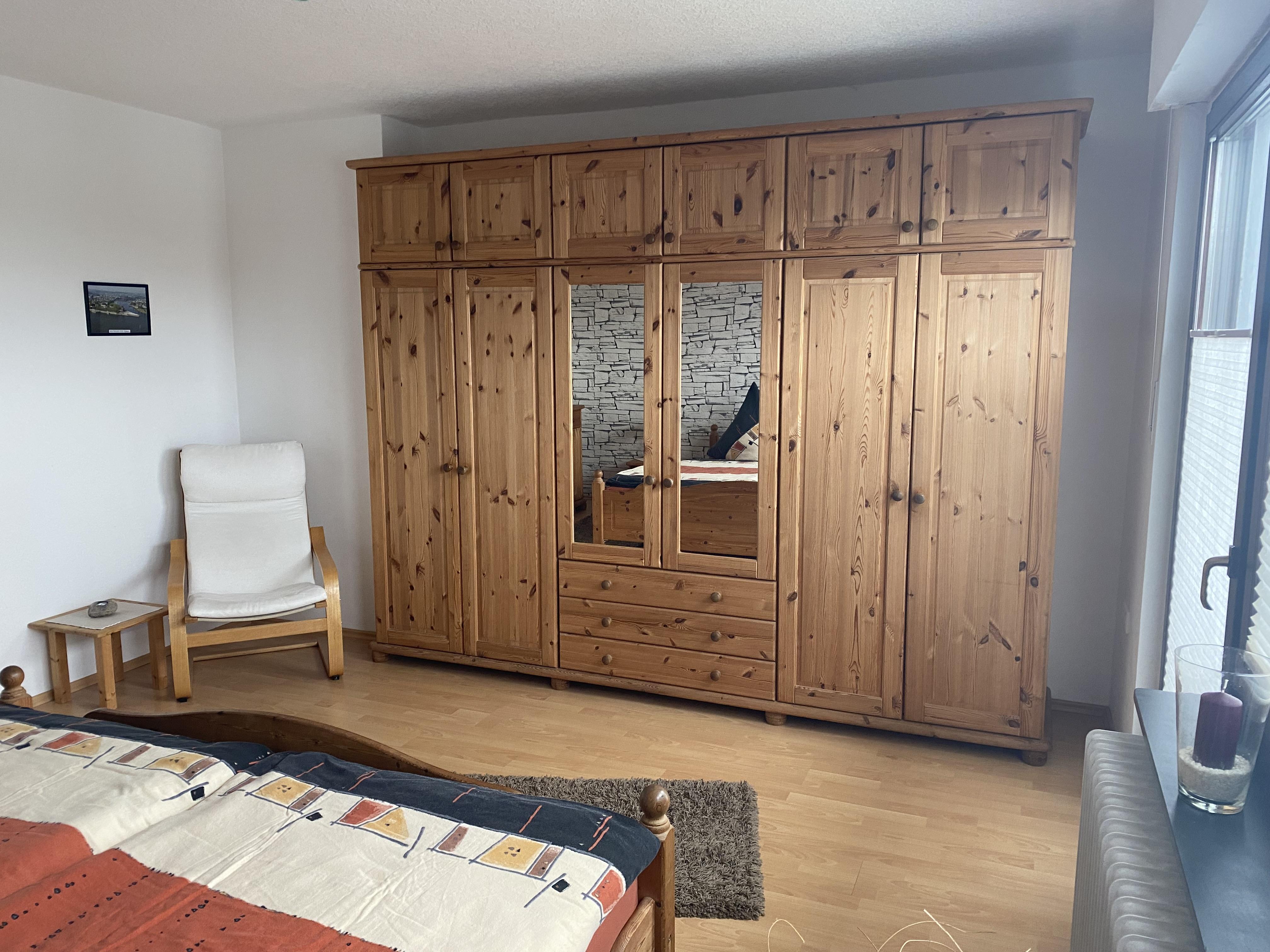 Schlafzimmer mit Sitzecke u. großem Kleiderschrank