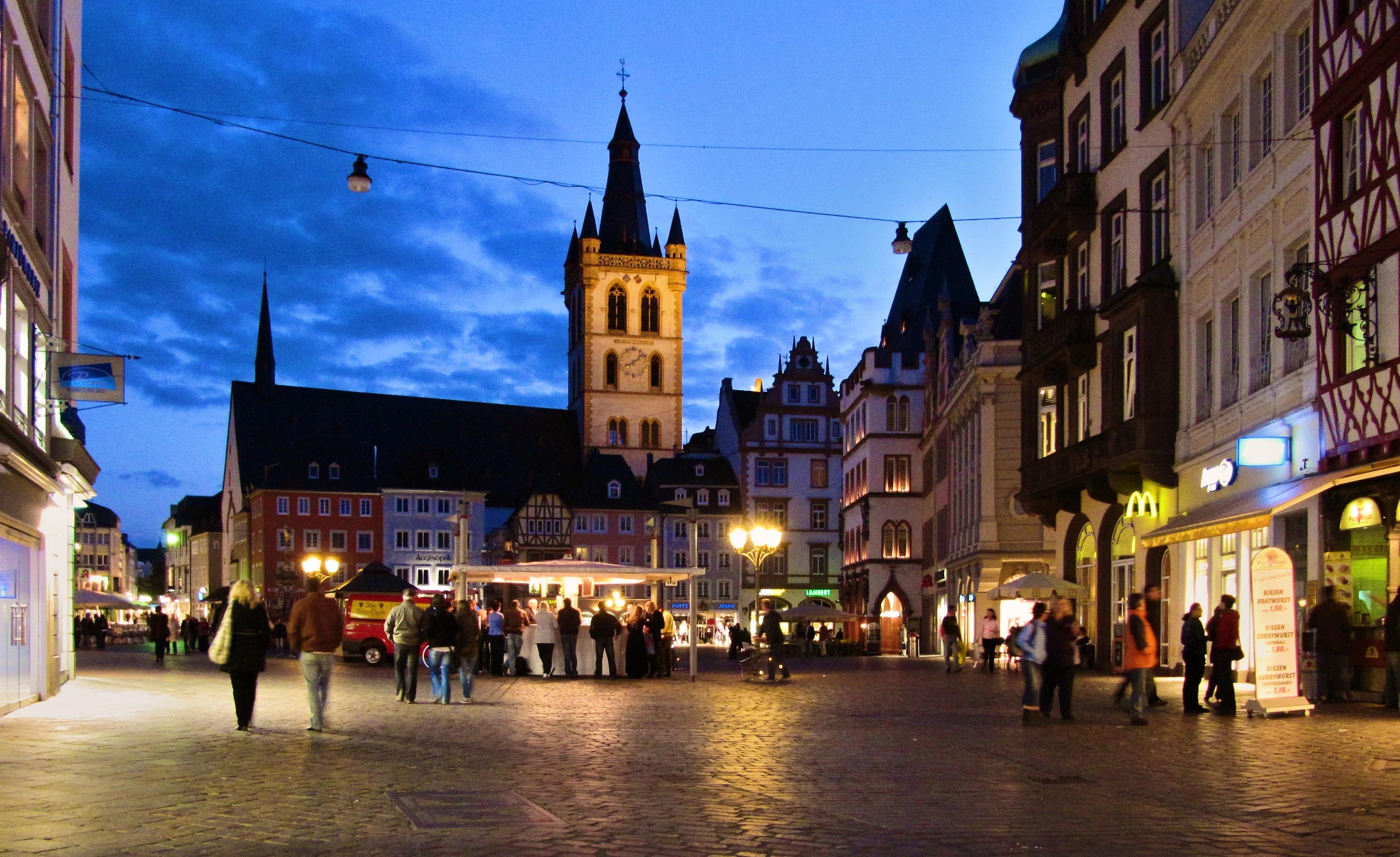 St. Gangolf mit Weinstand und Hauptmarkt am Abend