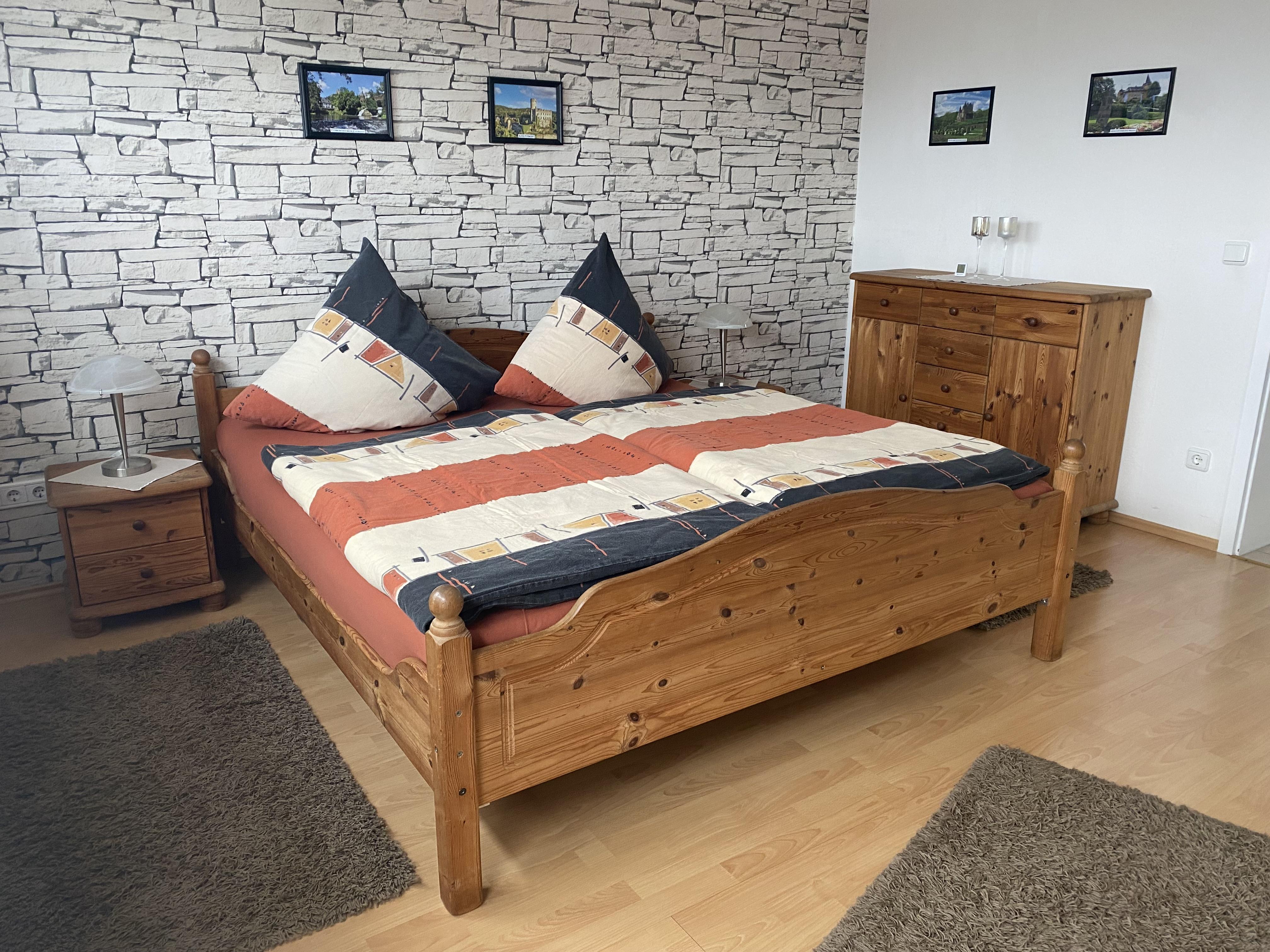 großes Schlafzimmer (bei Bedarf mit Kinderbett)