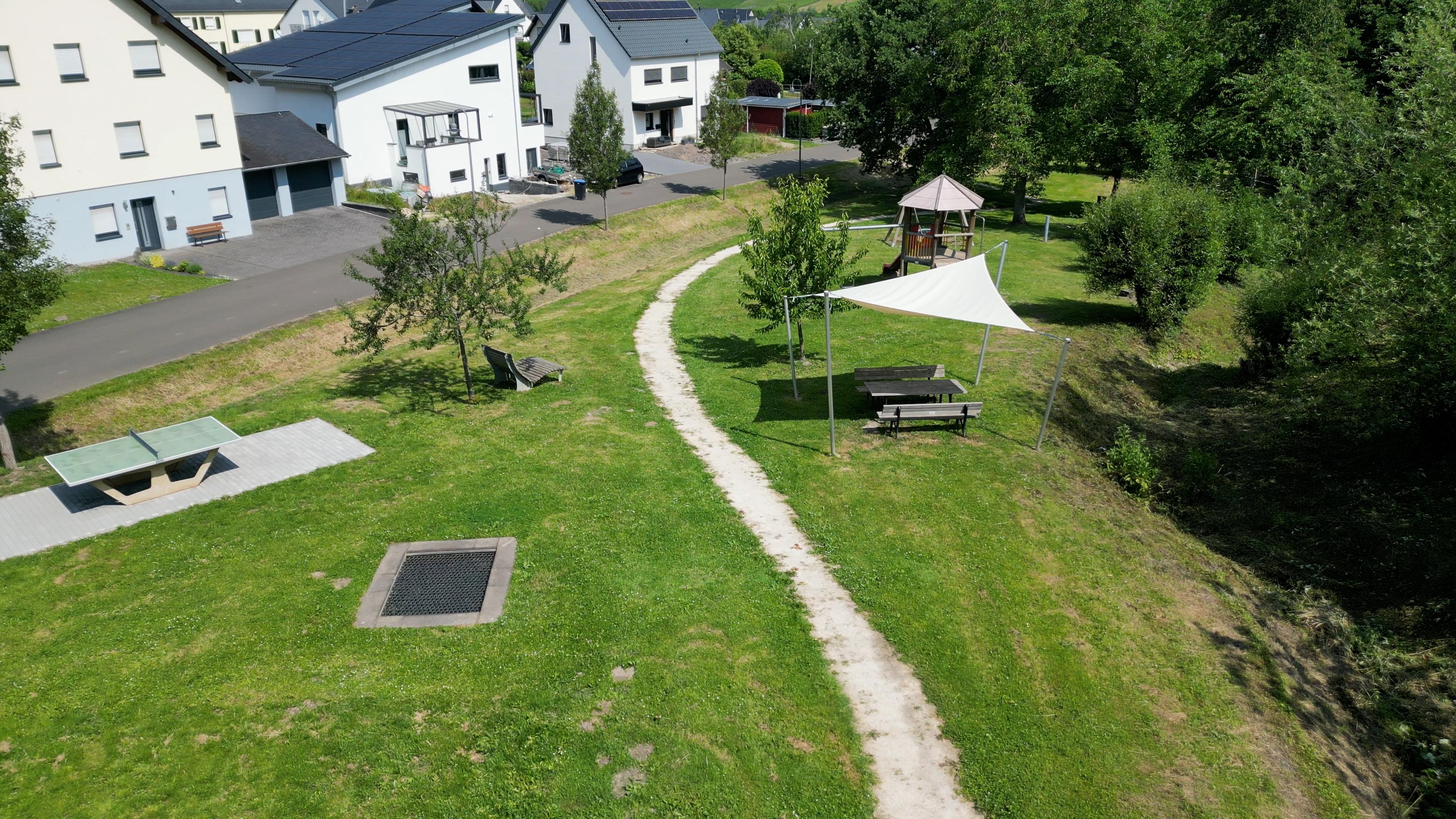 Trampolin, Tischtennis und Sitzgmöglichkeiten