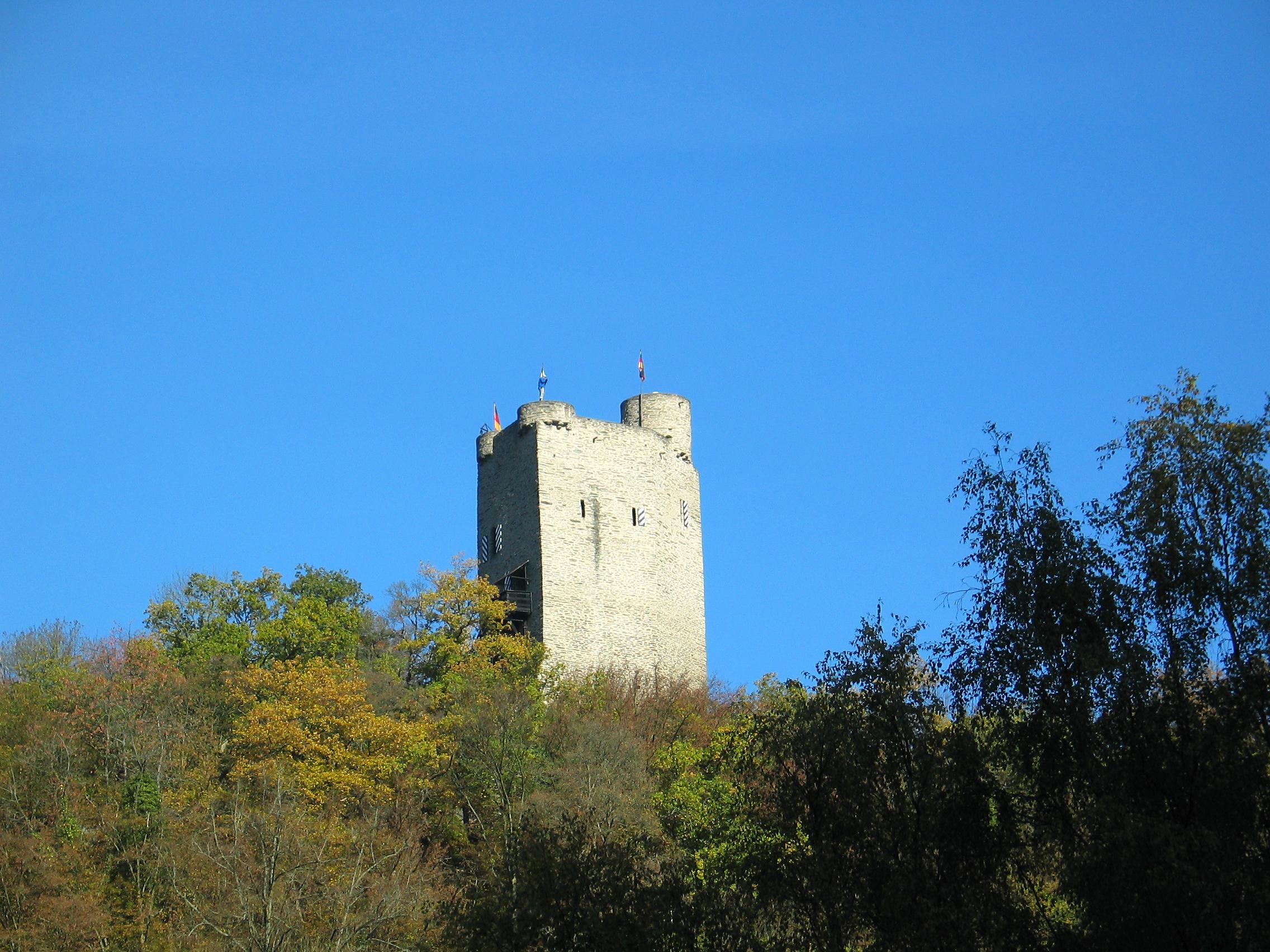 Über dem Dorf: Burg Laurenburg