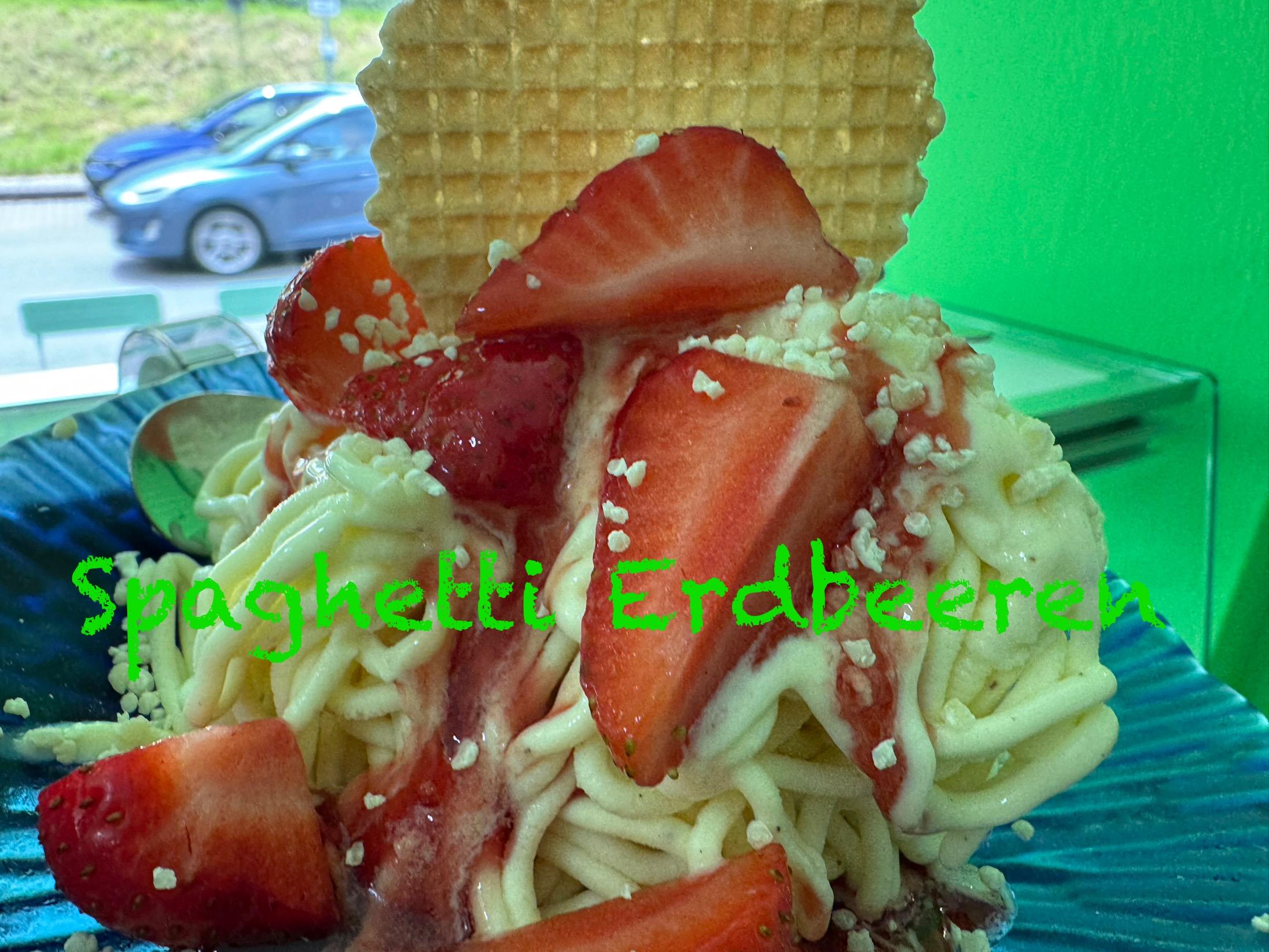 Spaghetti Eis mit Erbeeren
