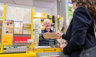 Einkauf und Postservice unter einem Dach