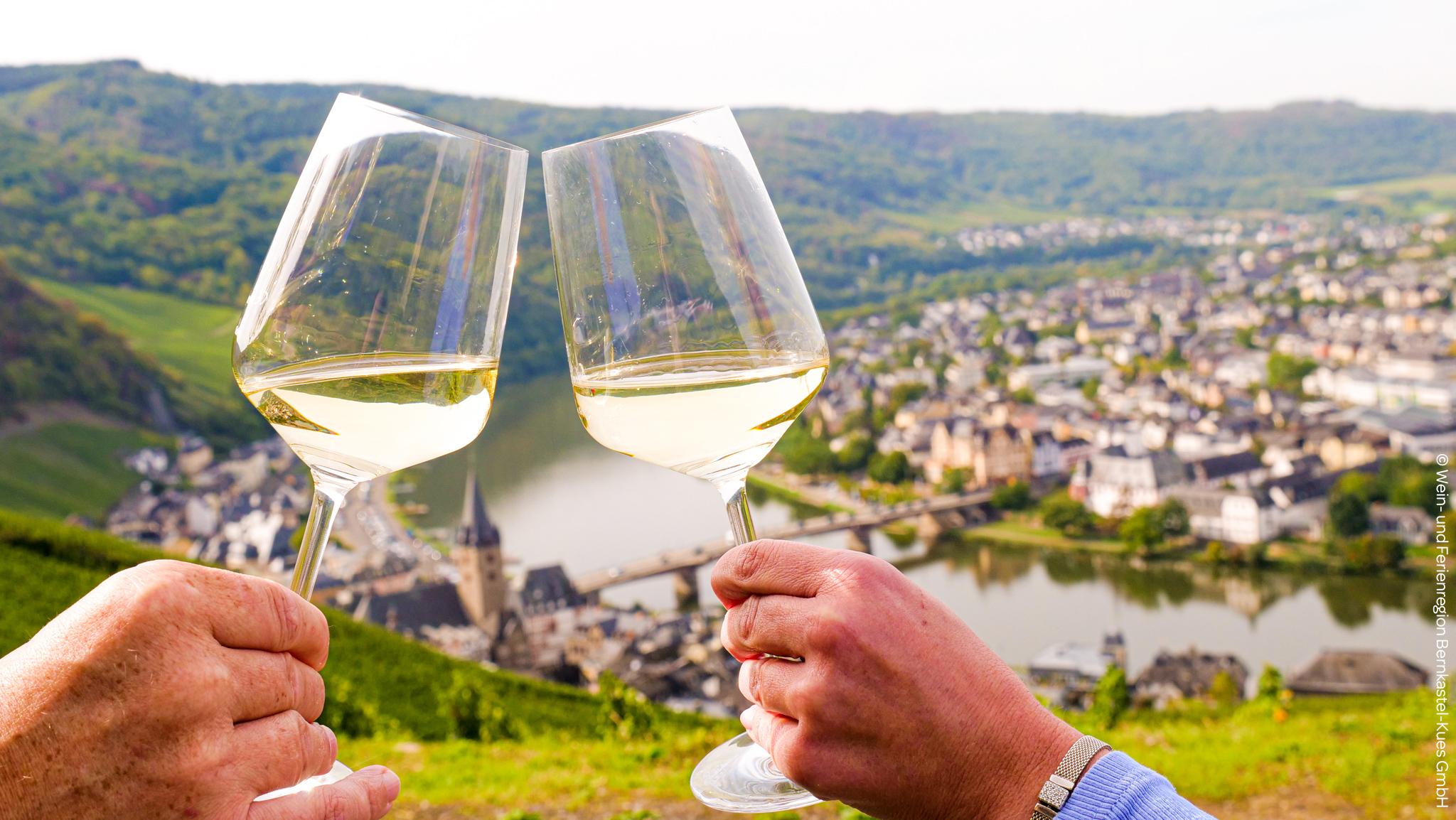 Genuss_Wein_Person_Aussicht_Mosel_Weinberg_Bernkas