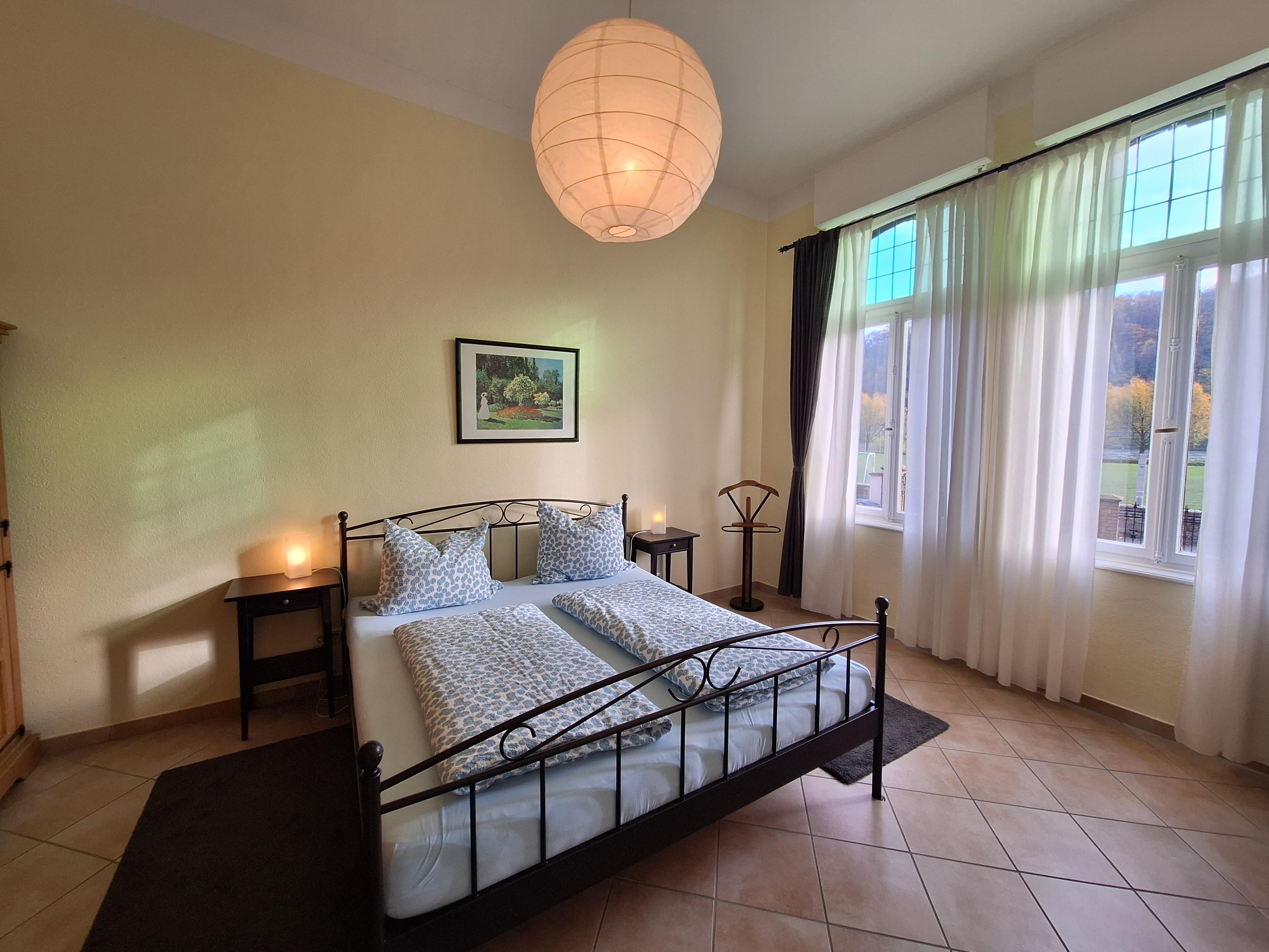 Schlafzimmer mit Doppelbett