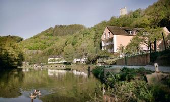 Haus am Fluss Seitenansicht