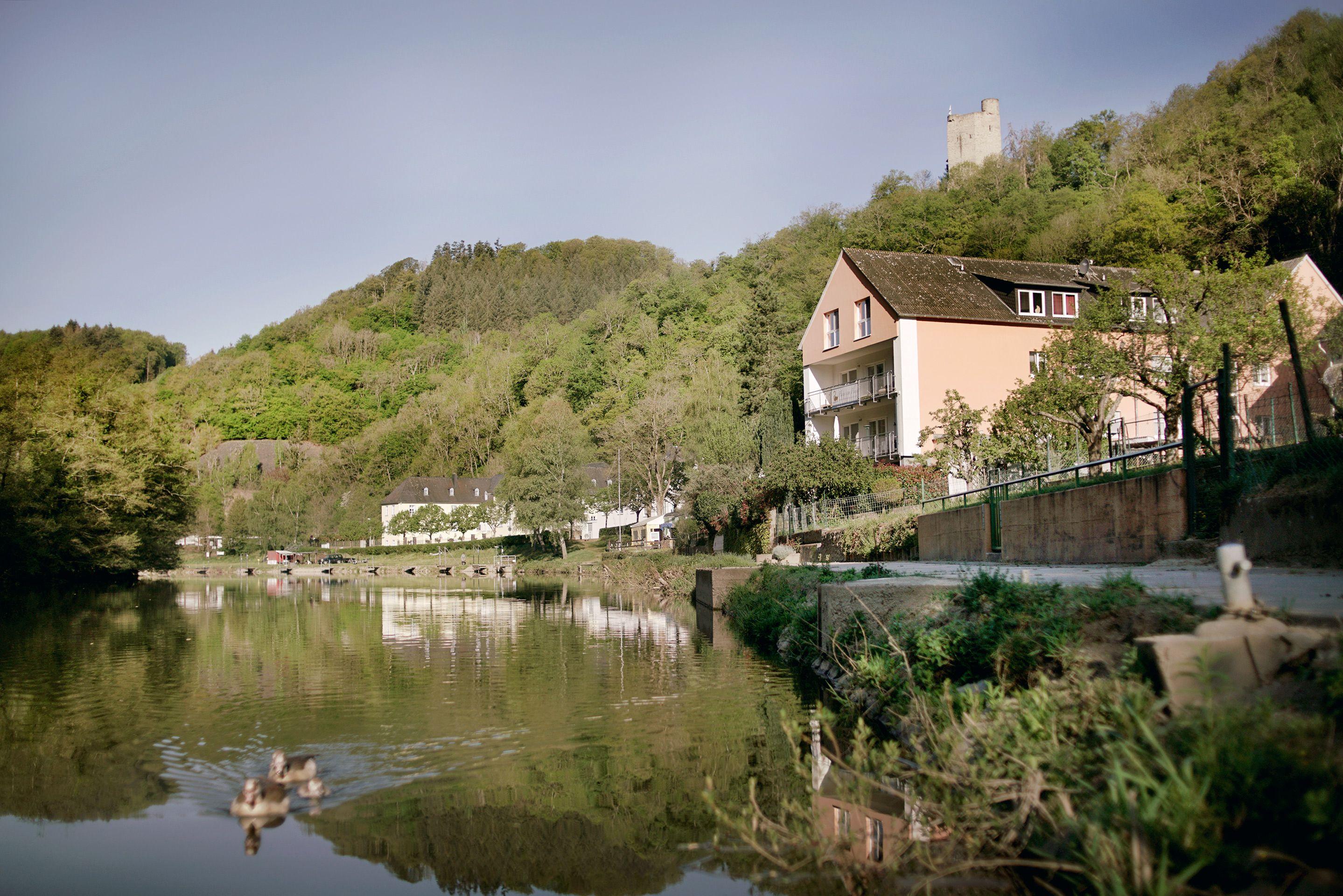 Haus am Fluss Seitenansicht