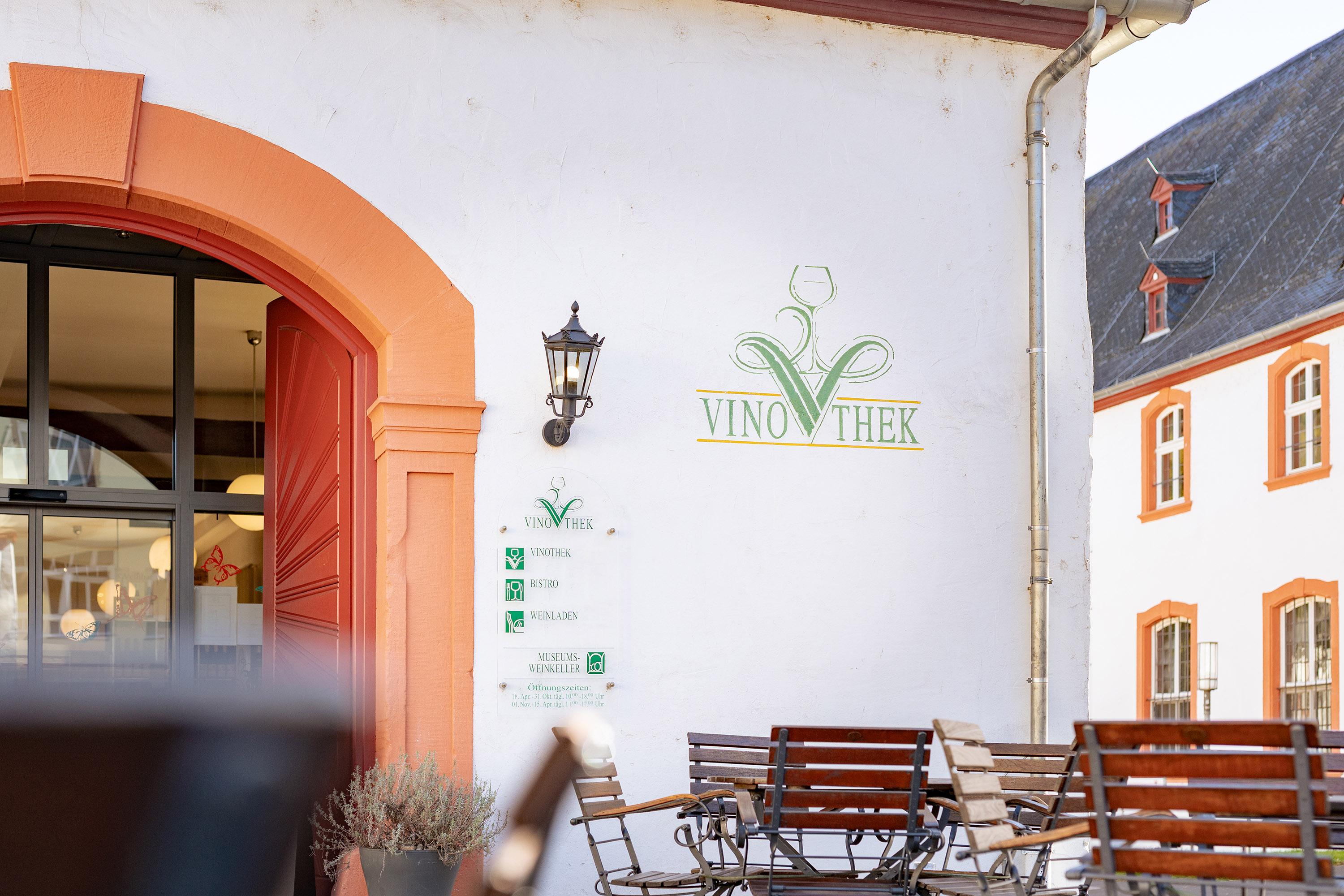 Vinothek im Gewölbe des St. Nikolaus Hospital