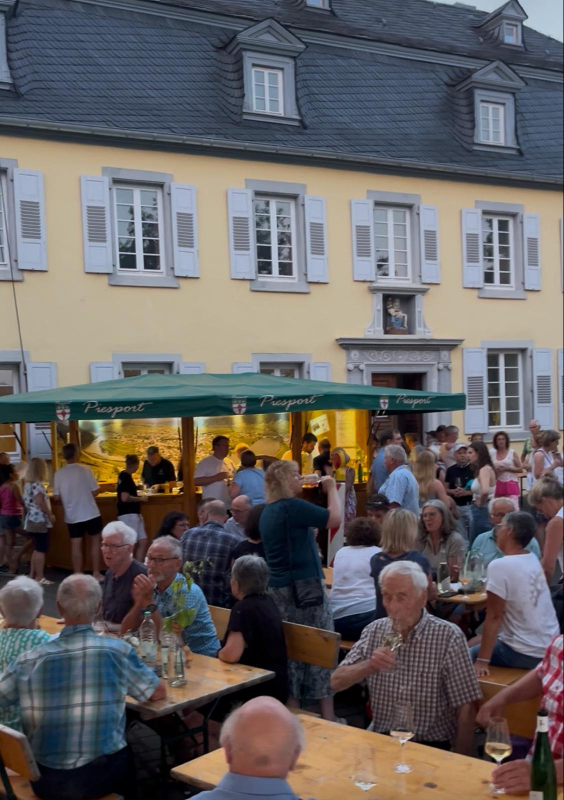 Weinstand am Ausoniusufer