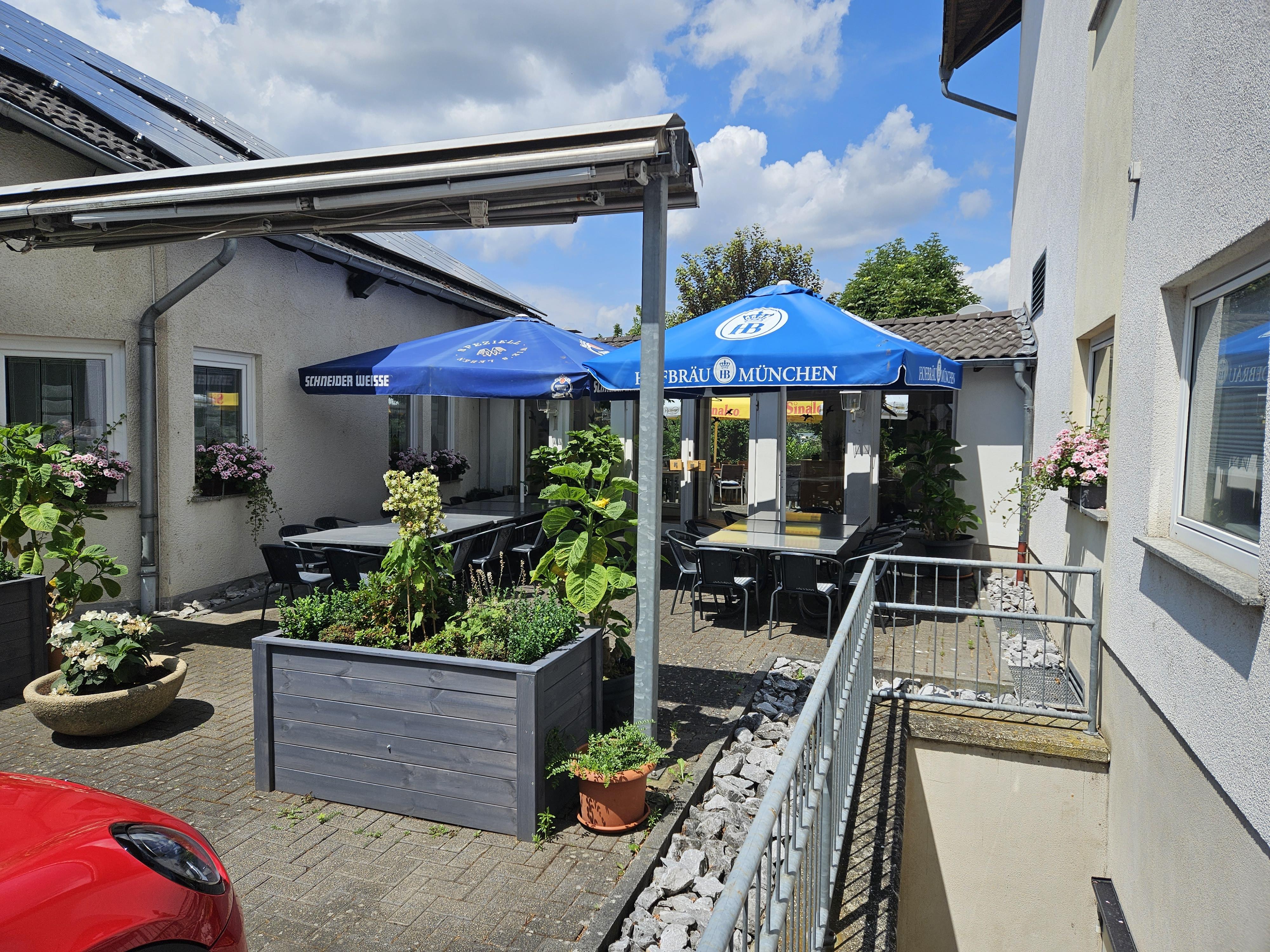 Biergarten hinter dem Haus